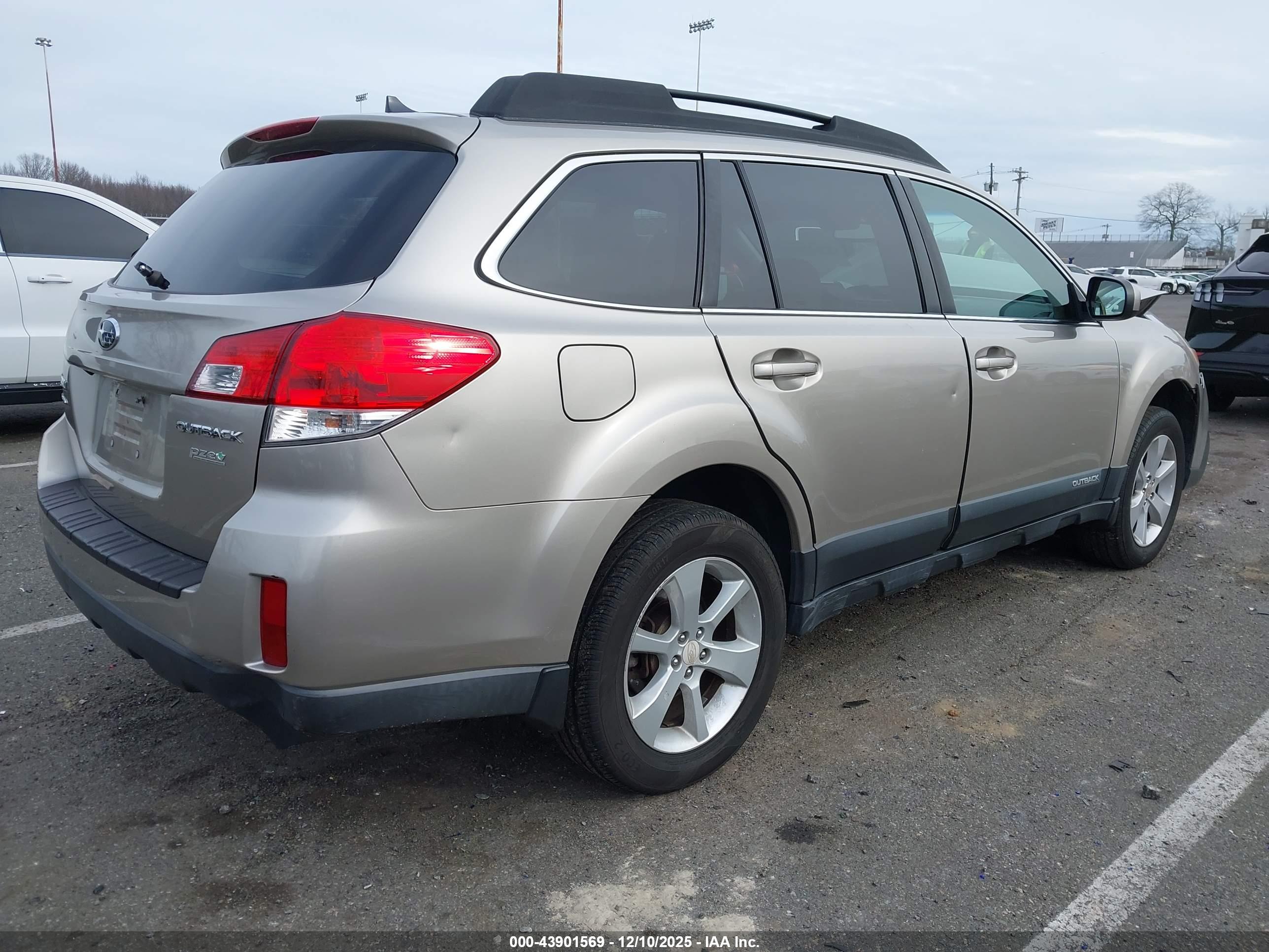 SUBARU OUTBACK image 4