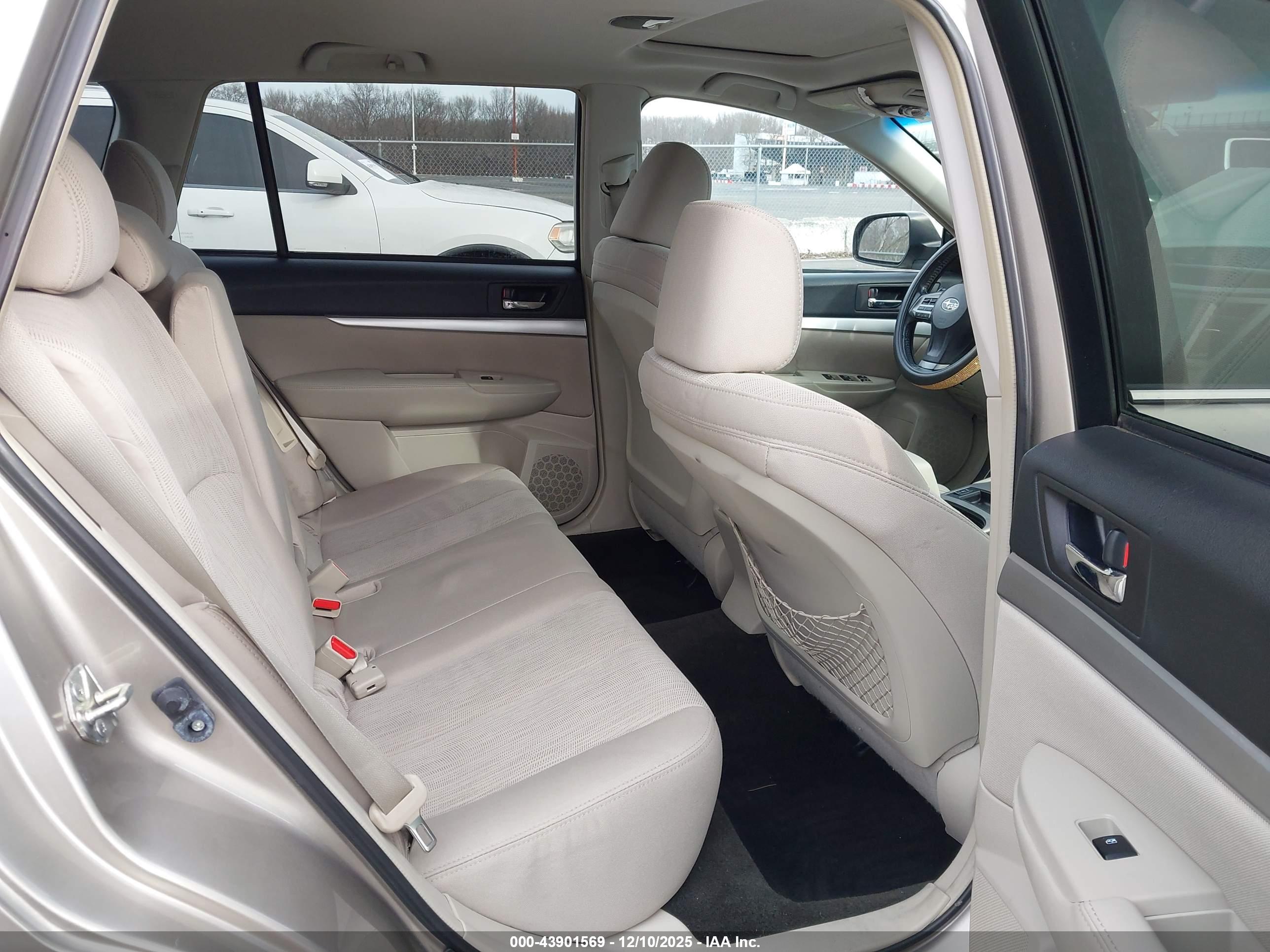 SUBARU OUTBACK image 8