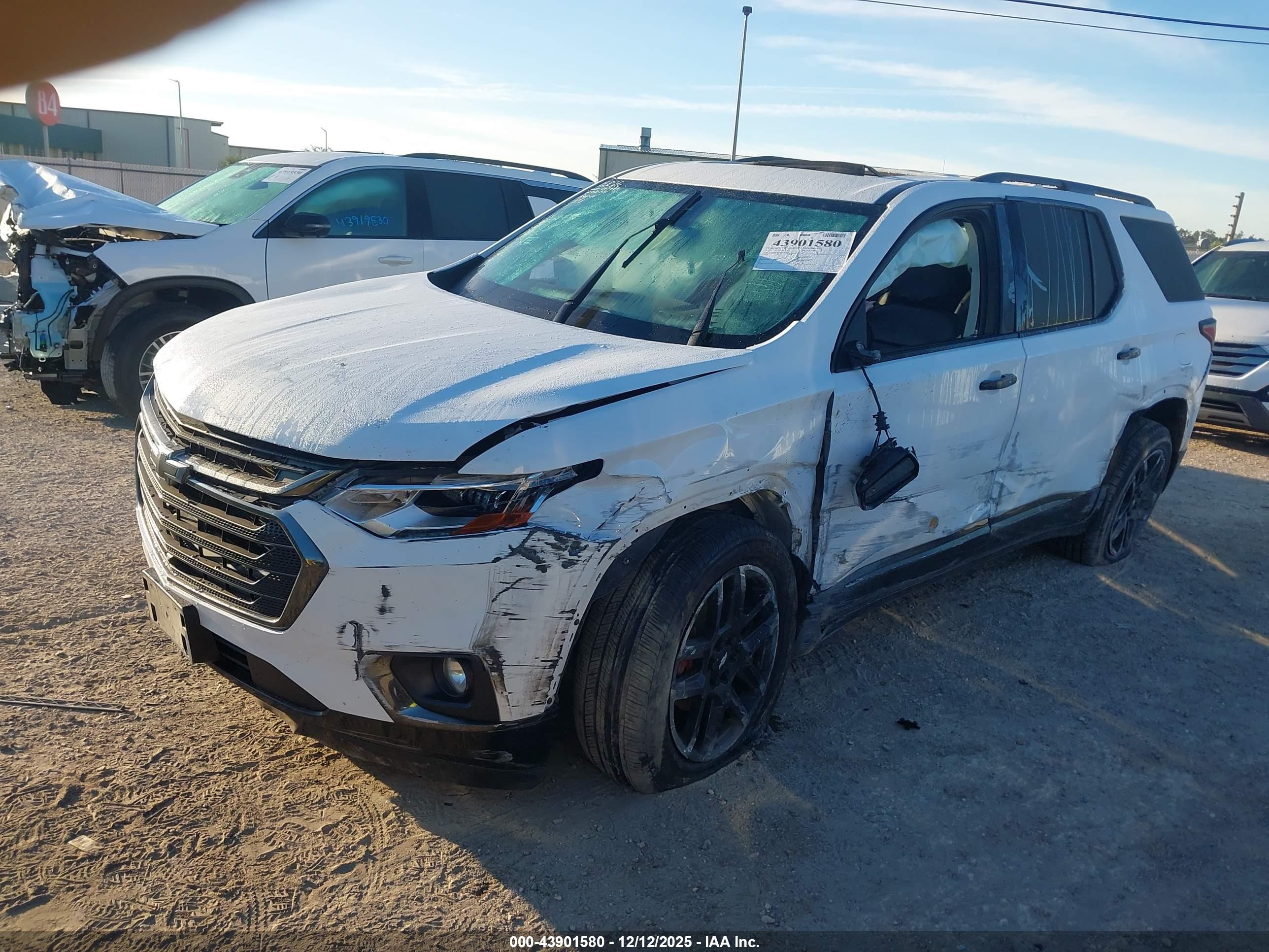 CHEVROLET TRAVERSE image 2