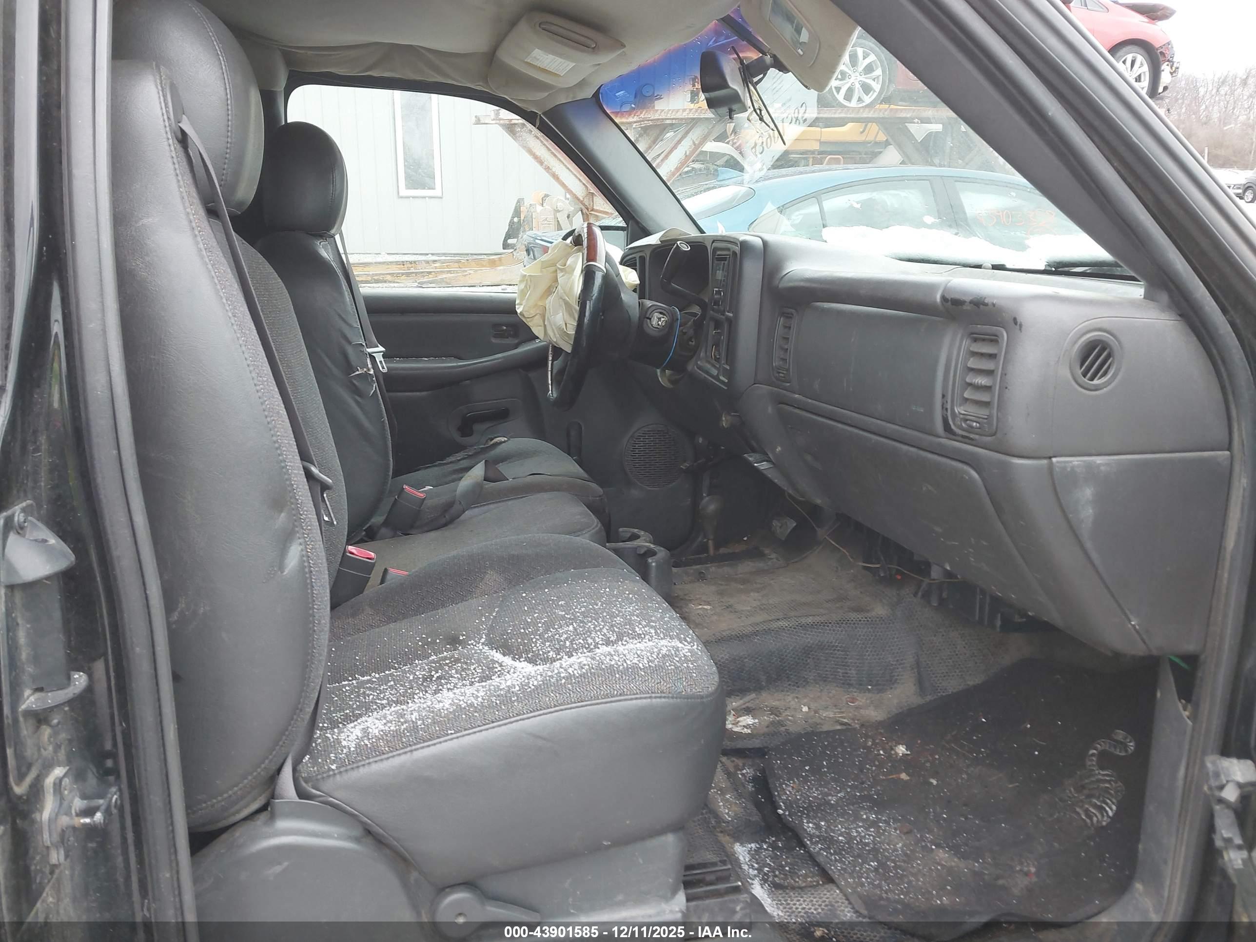 CHEVROLET SILVERADO image 5