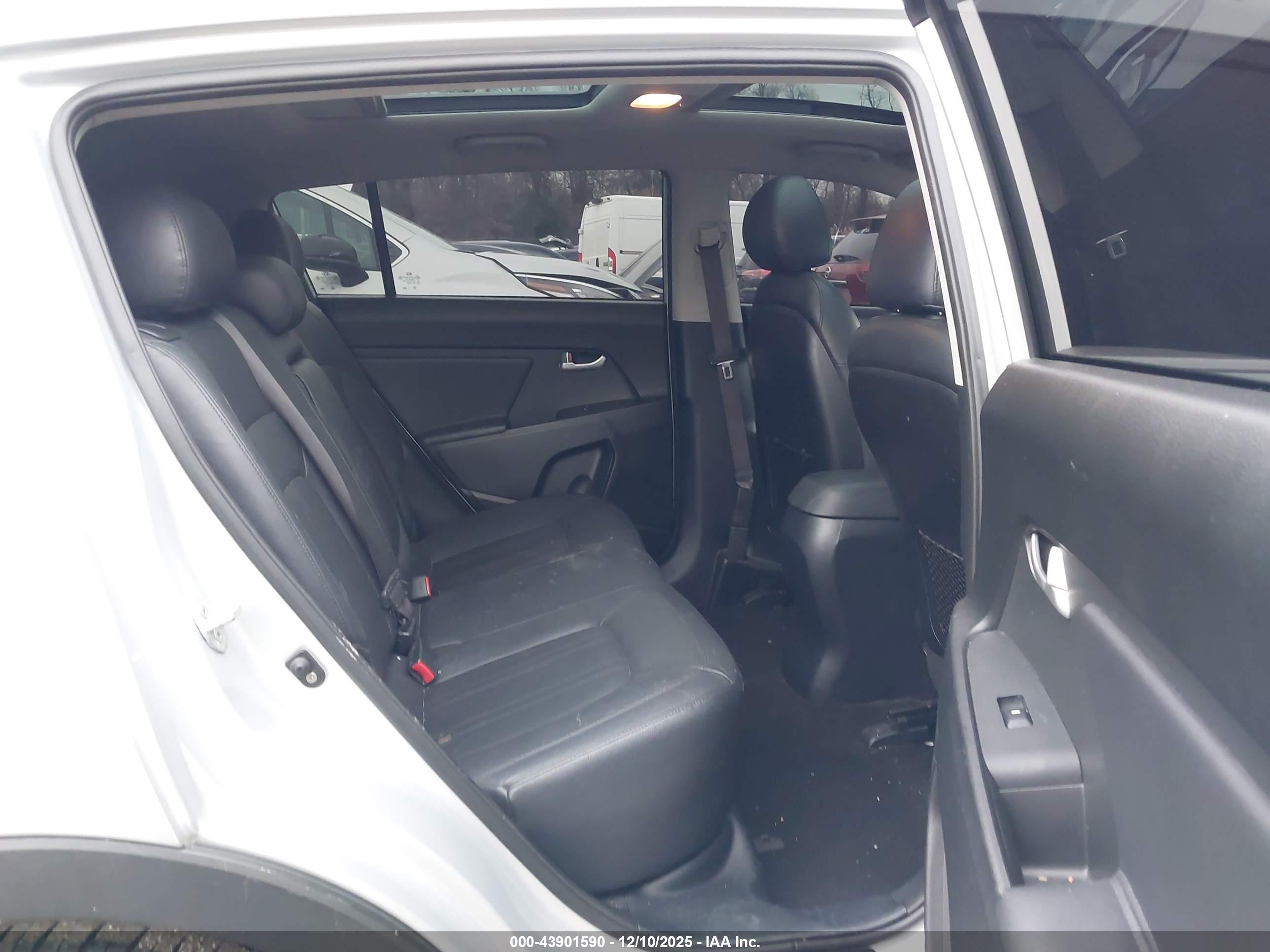 KIA SPORTAGE image 8