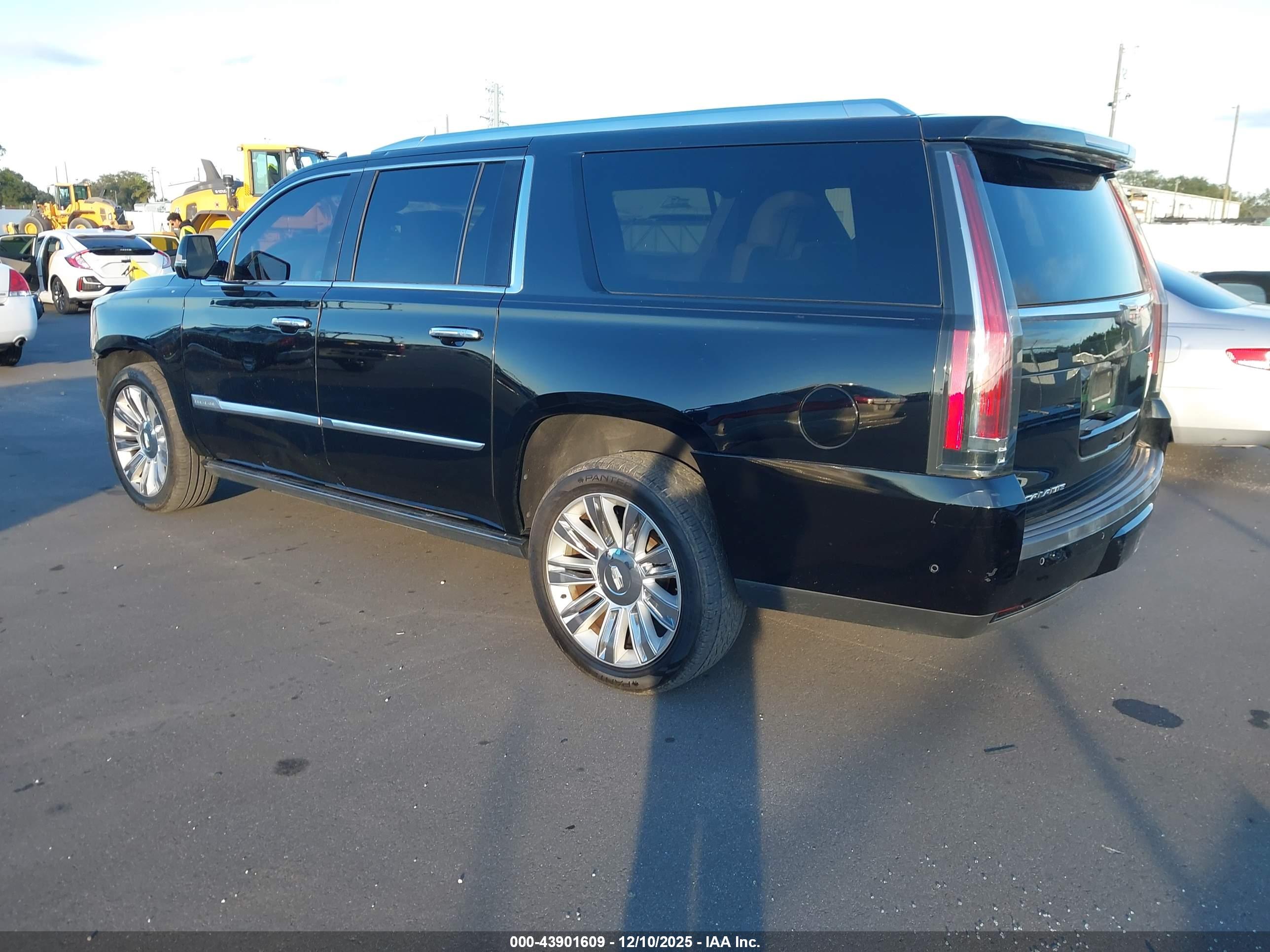 CADILLAC ESCALADE image 3