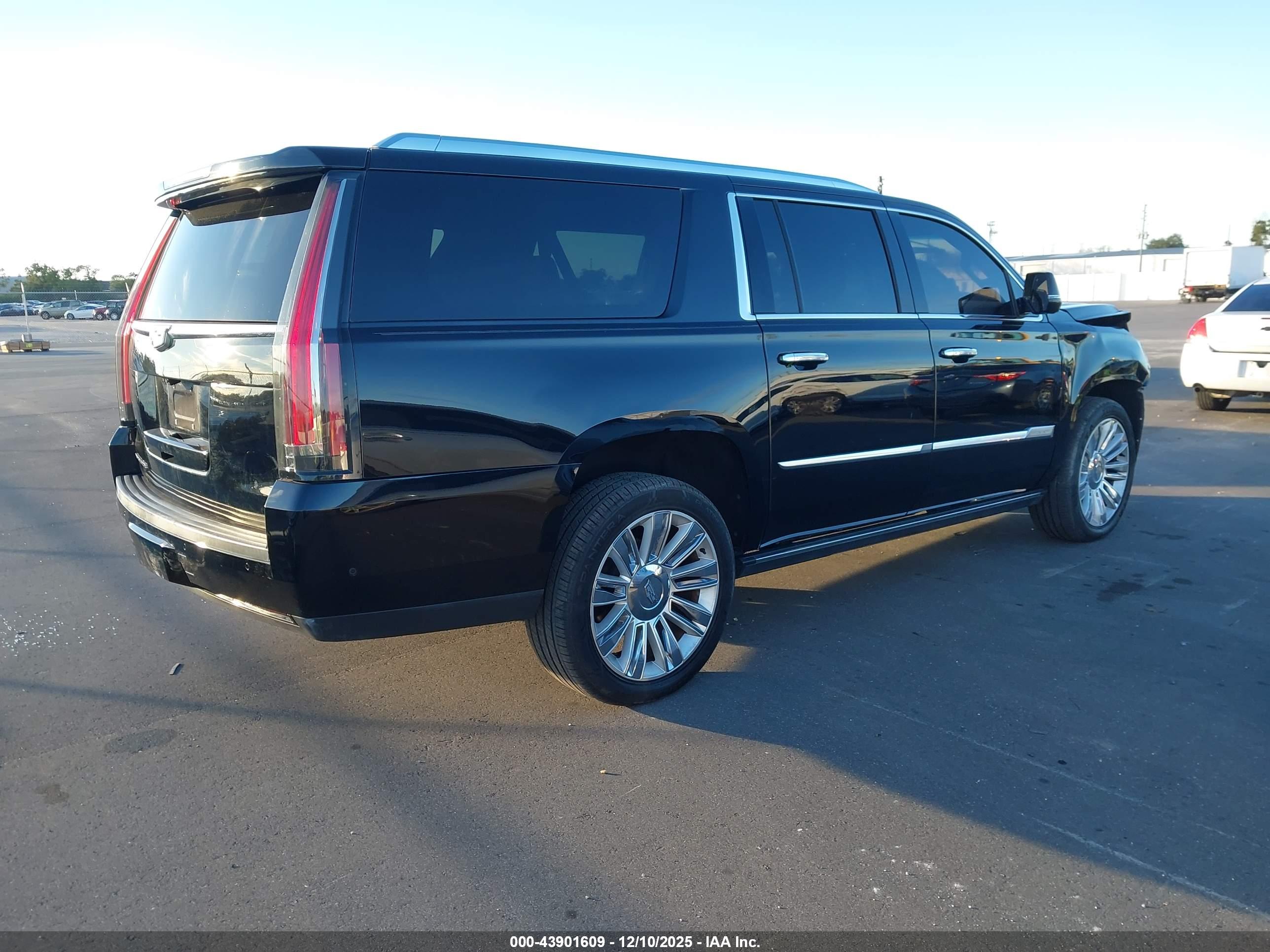 CADILLAC ESCALADE image 4