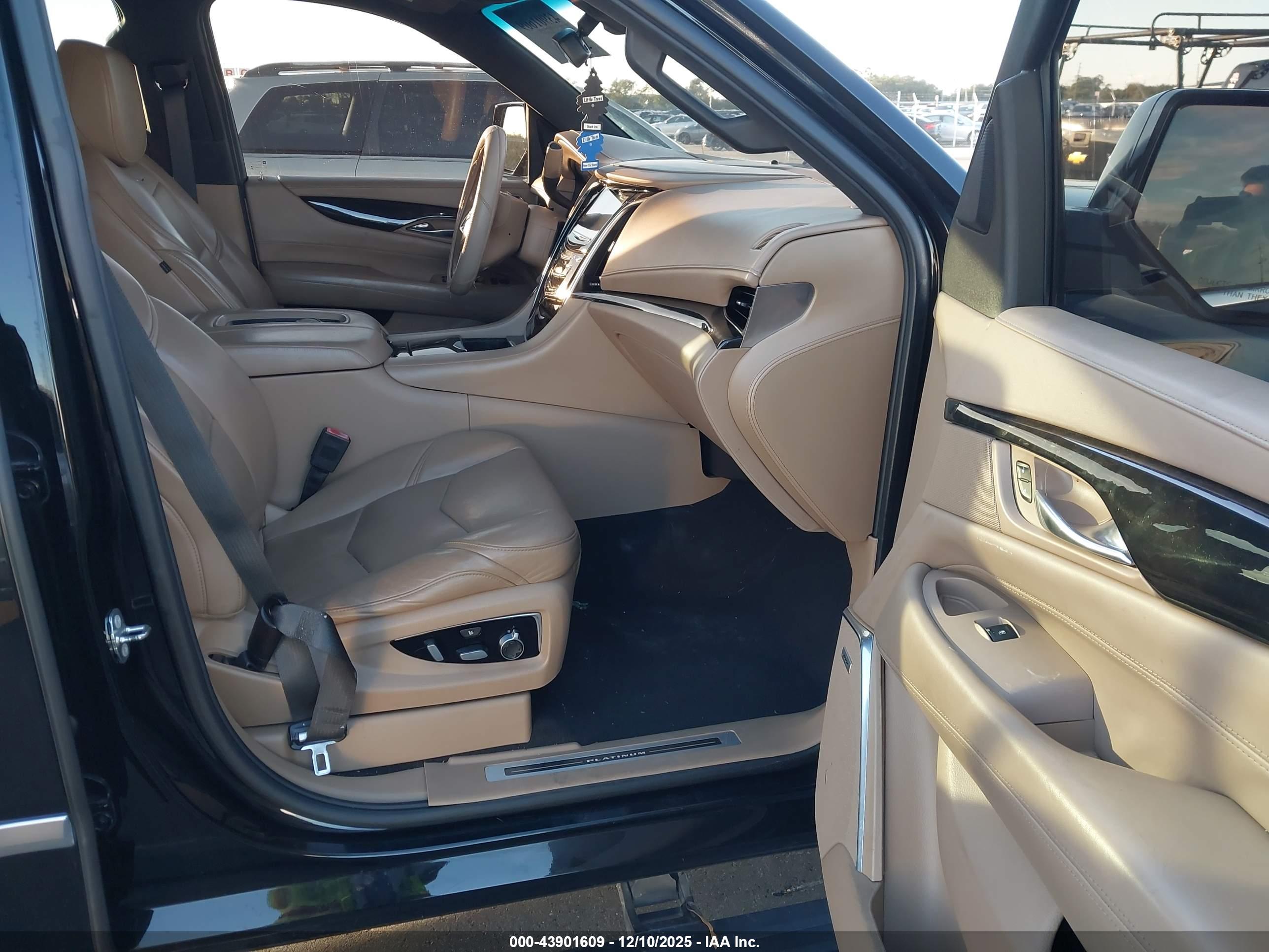 CADILLAC ESCALADE image 5
