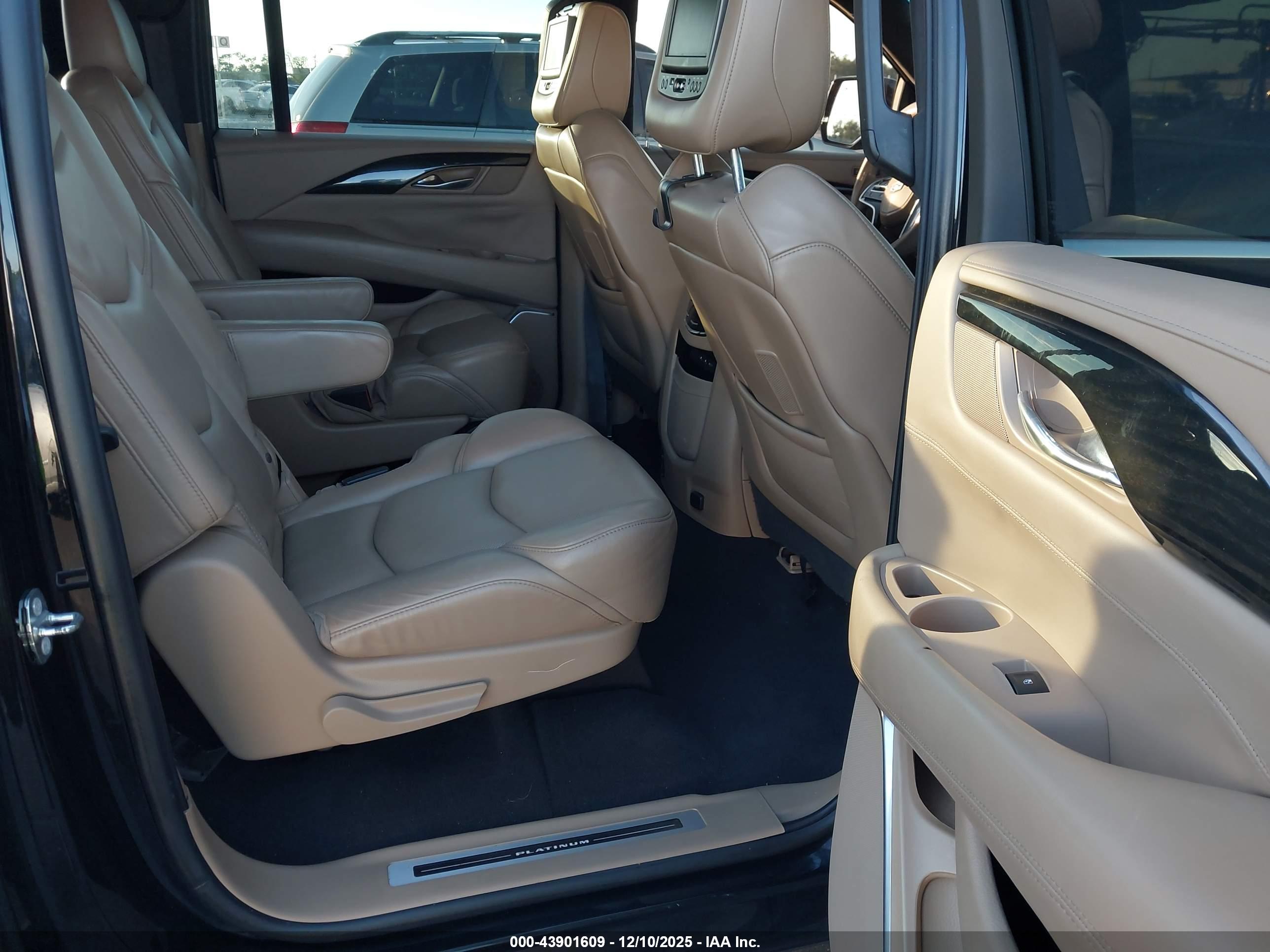 CADILLAC ESCALADE image 8