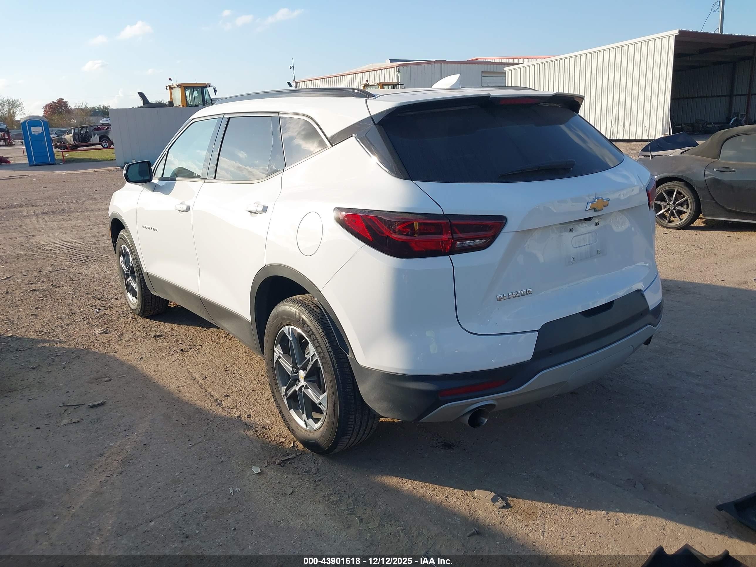 CHEVROLET BLAZER image 3