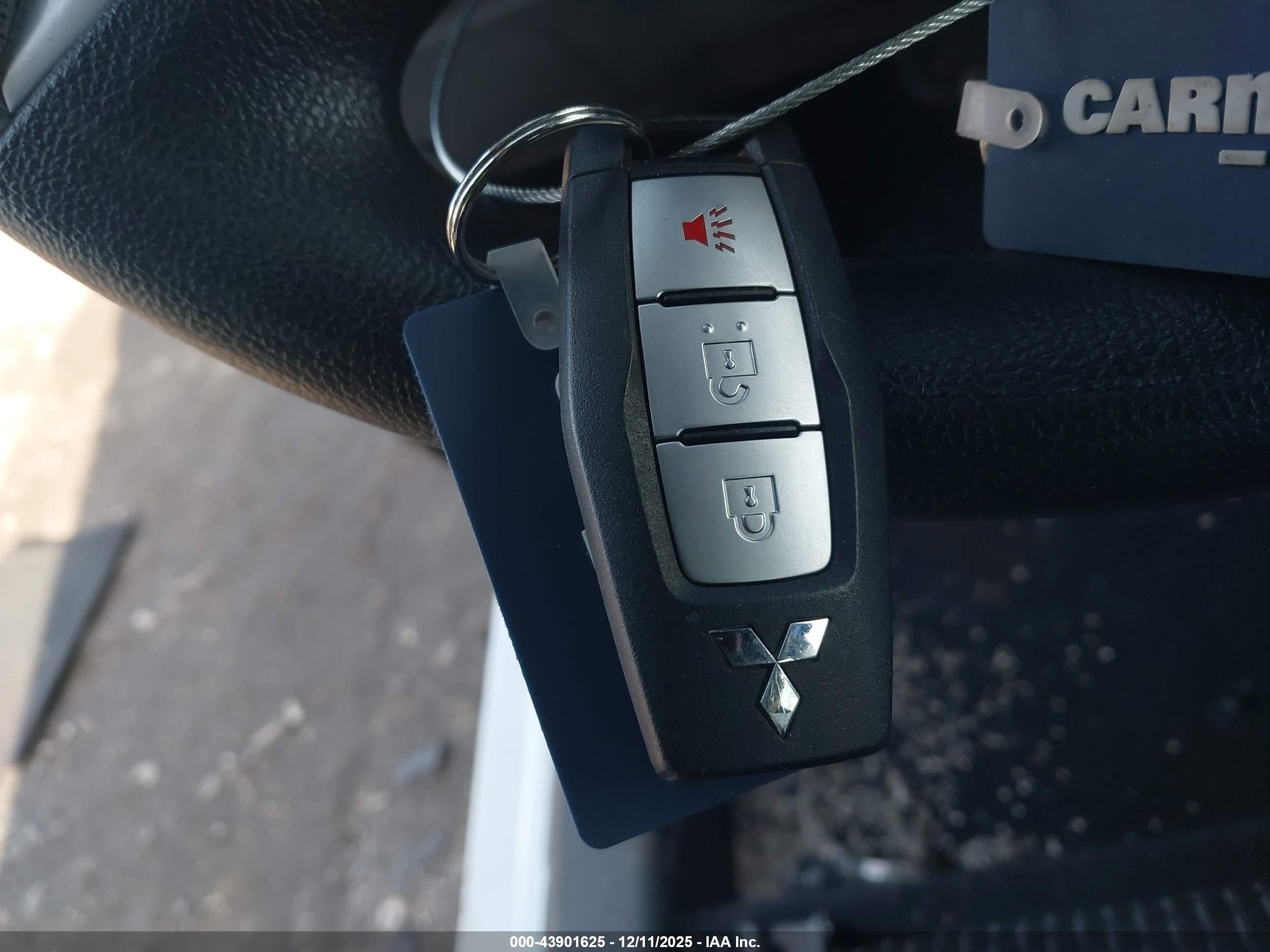 MITSUBISHI OUTLANDER image 11