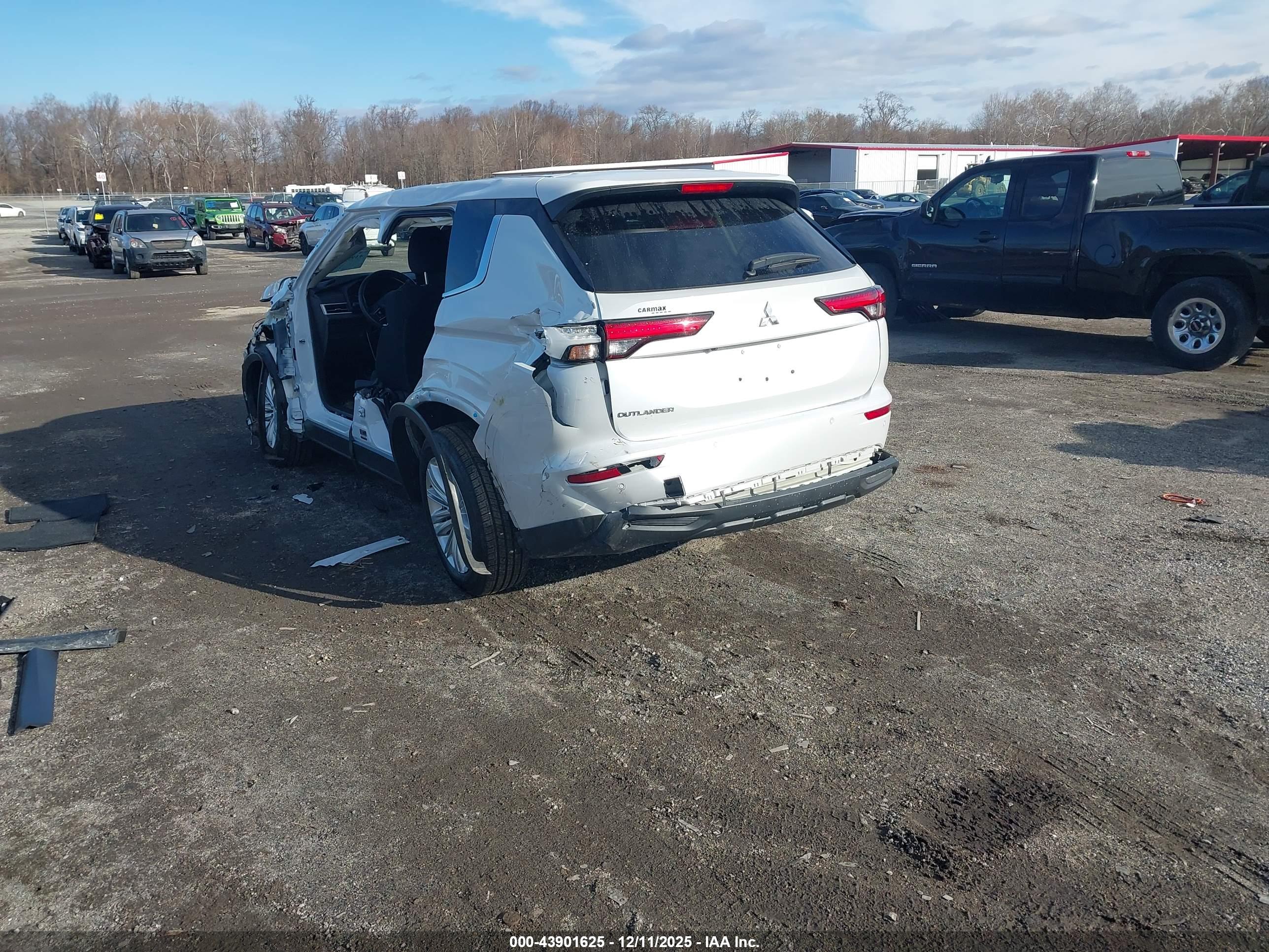 MITSUBISHI OUTLANDER image 3