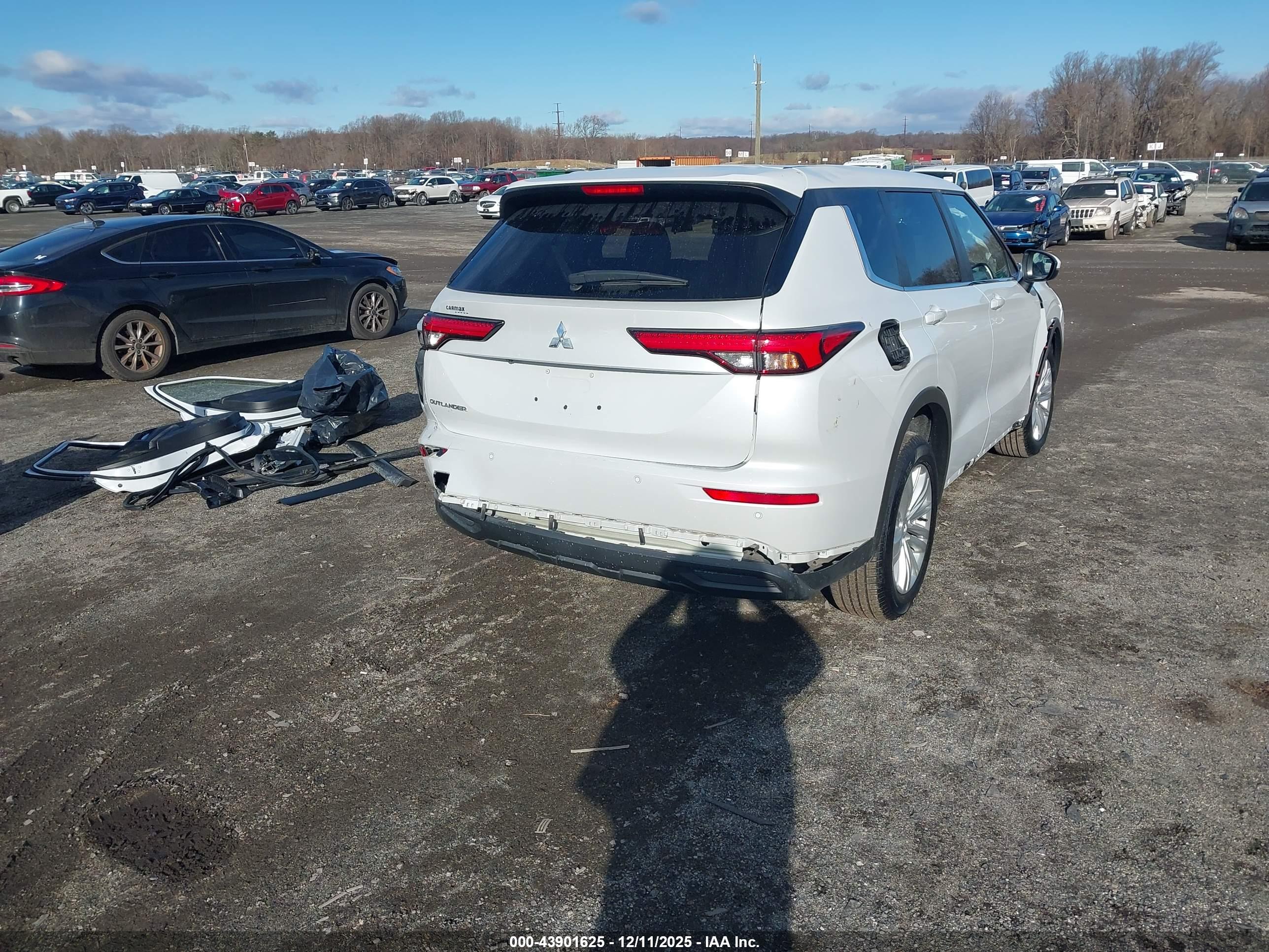 MITSUBISHI OUTLANDER image 4