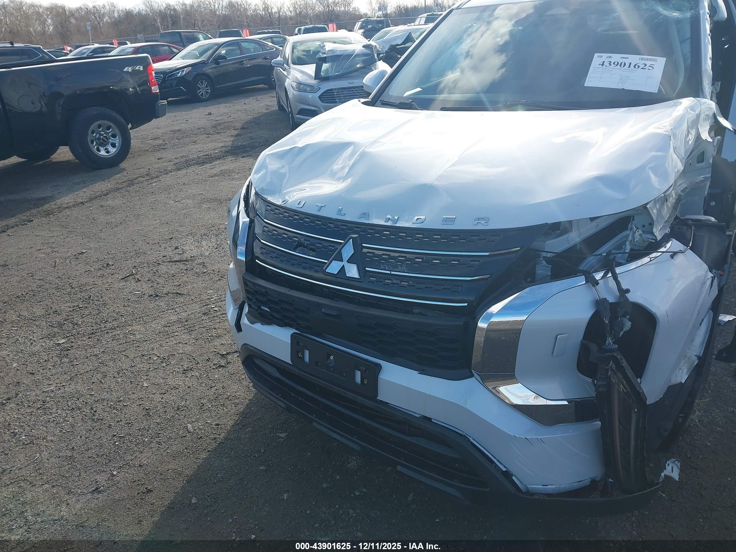 MITSUBISHI OUTLANDER image 6