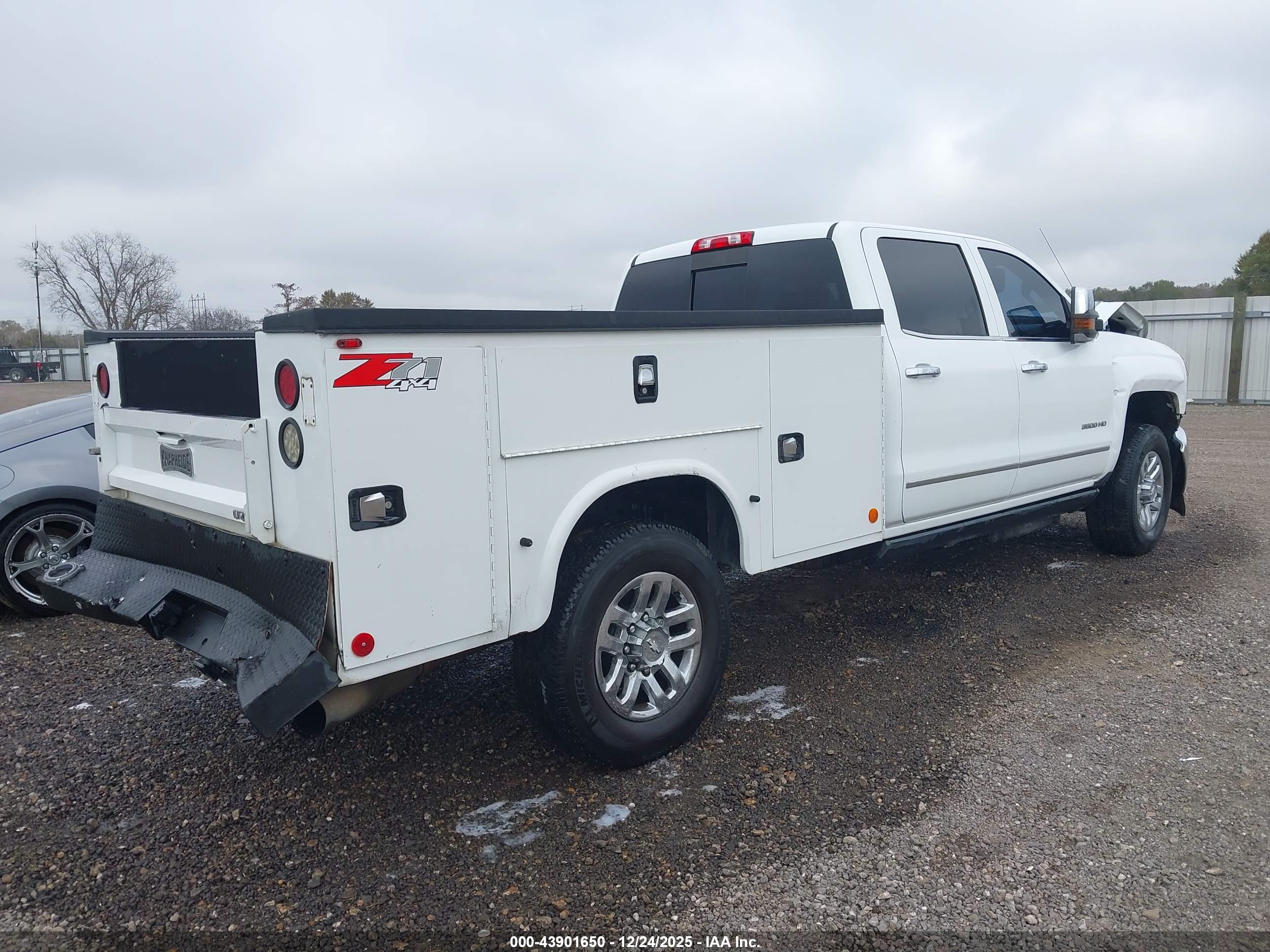 CHEVROLET SILVERADO image 4