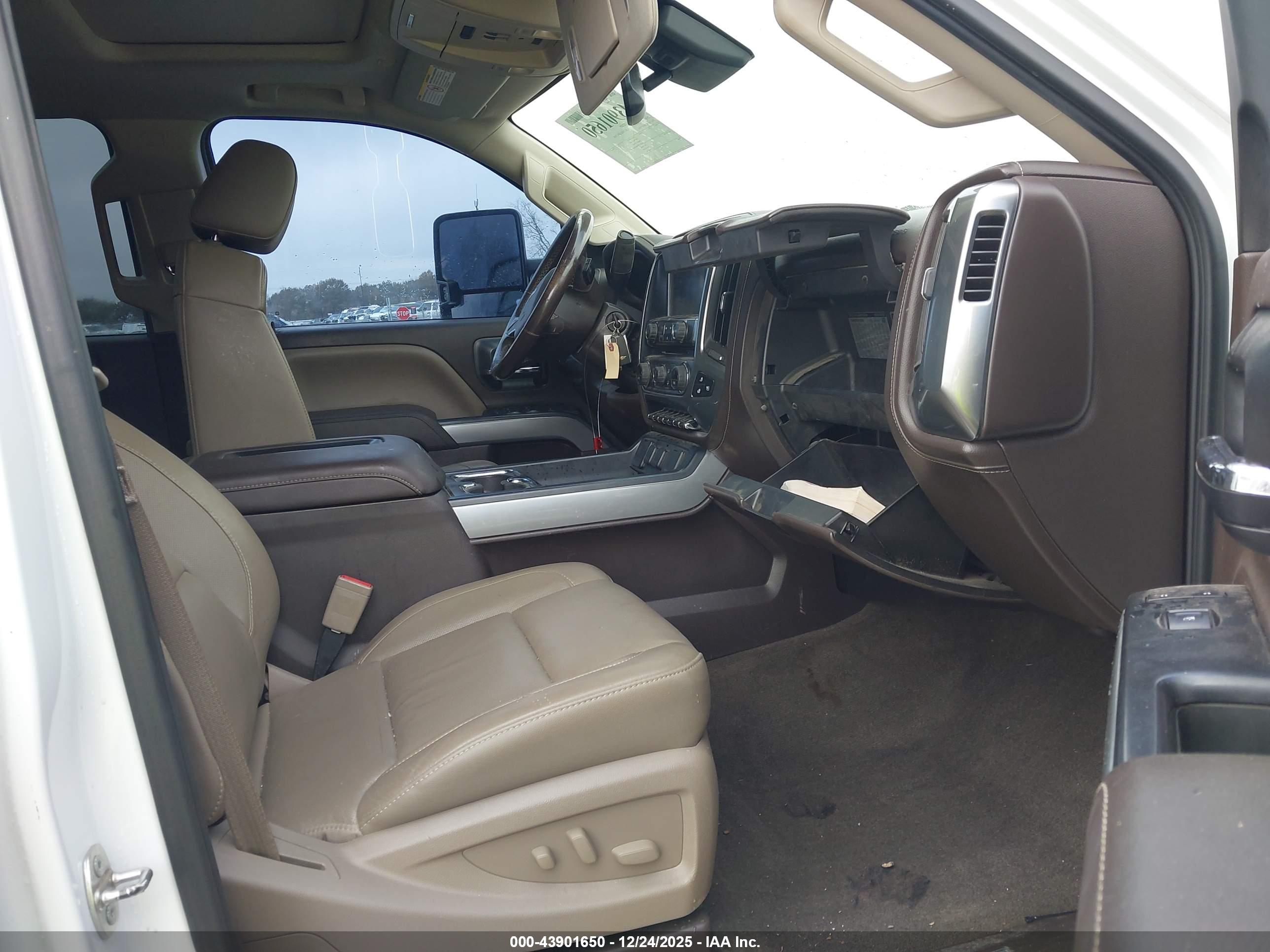 CHEVROLET SILVERADO image 8