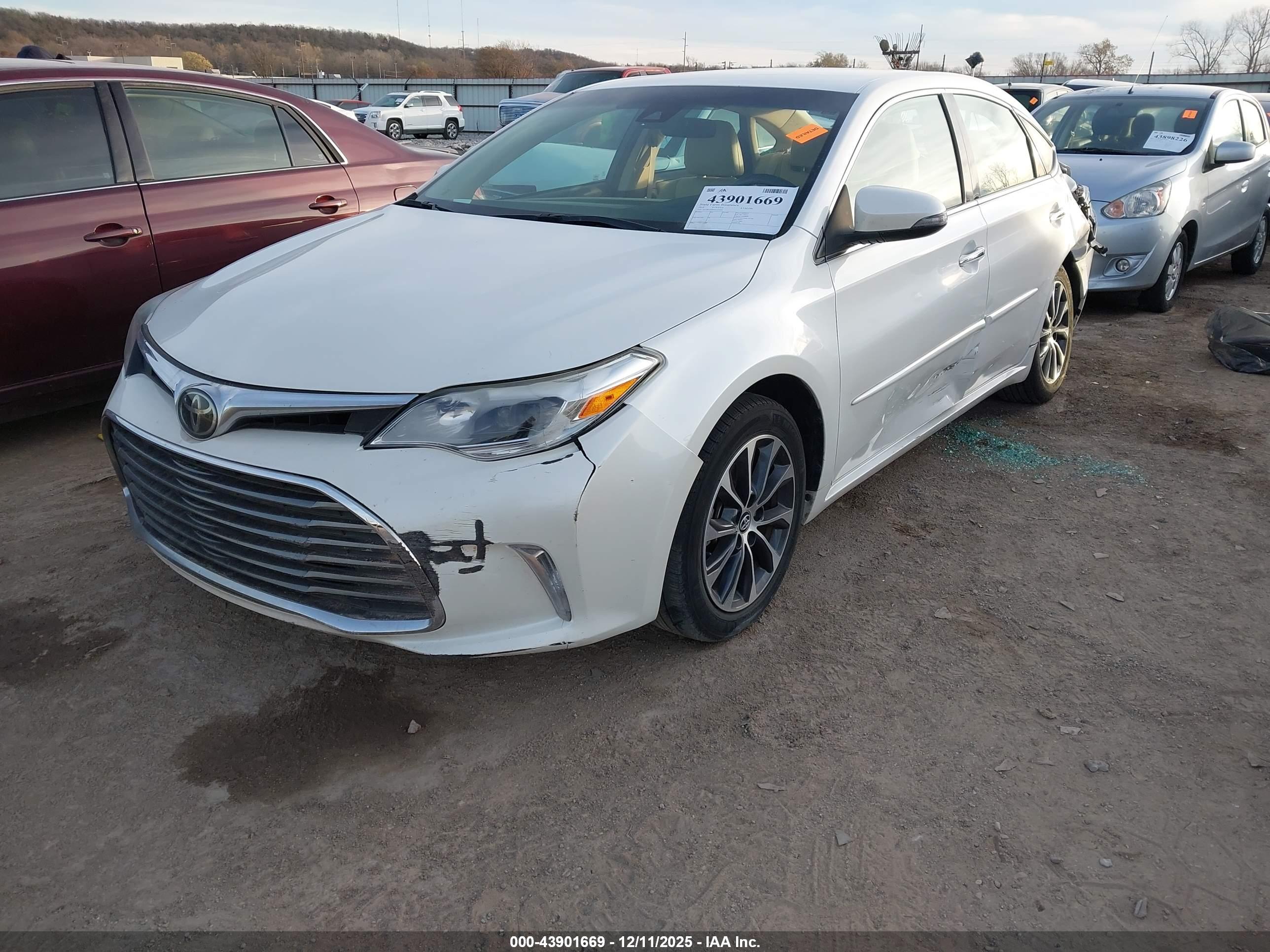 TOYOTA AVALON image 2