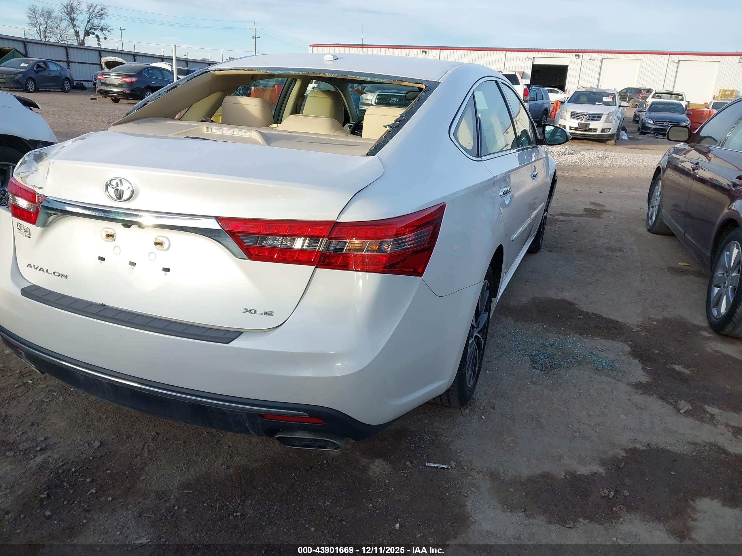 TOYOTA AVALON image 4