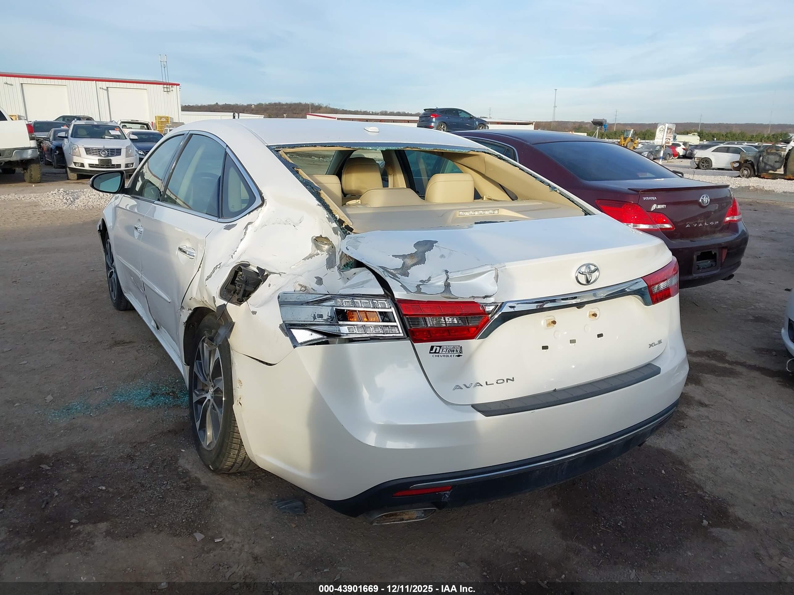 TOYOTA AVALON image 6