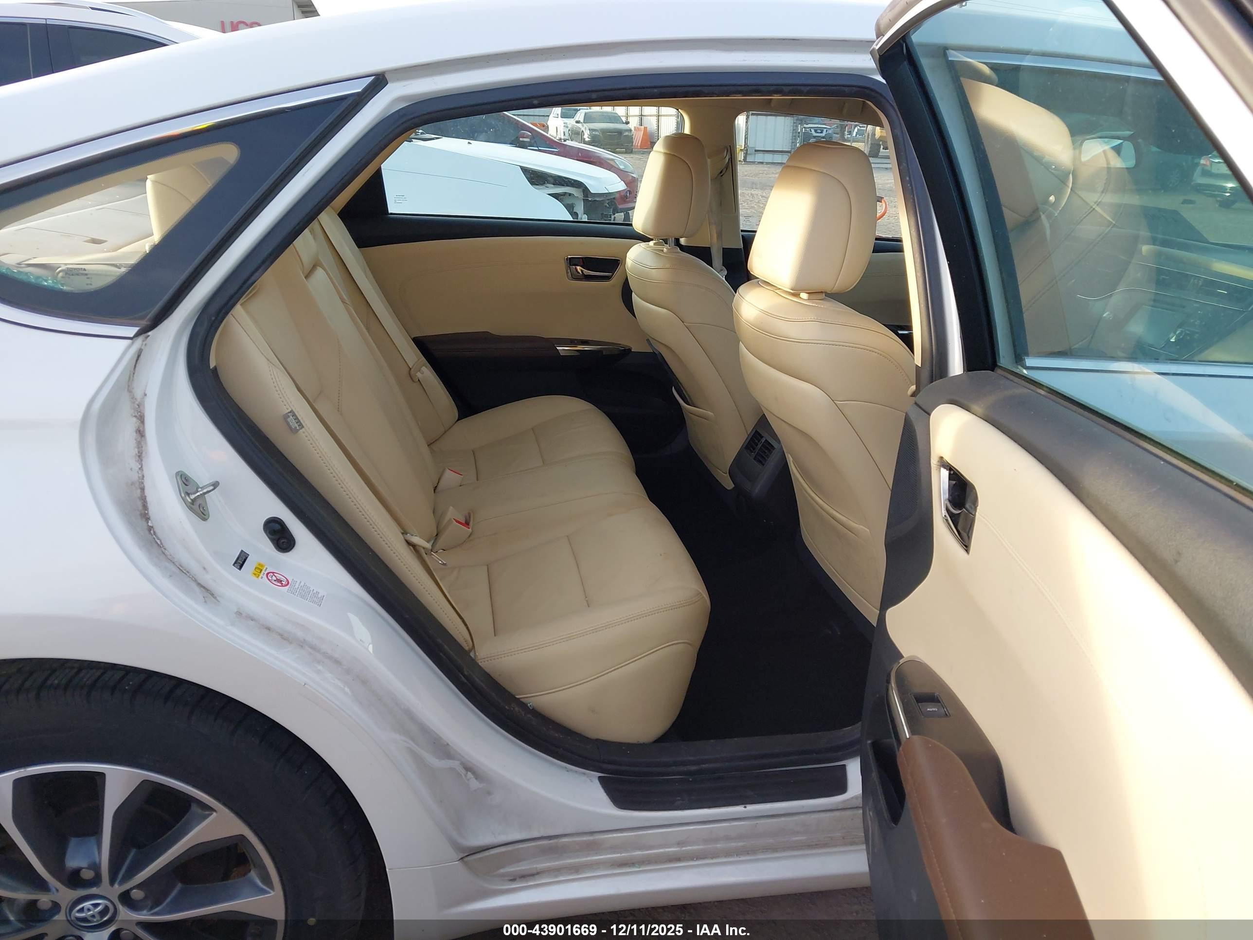 TOYOTA AVALON image 8