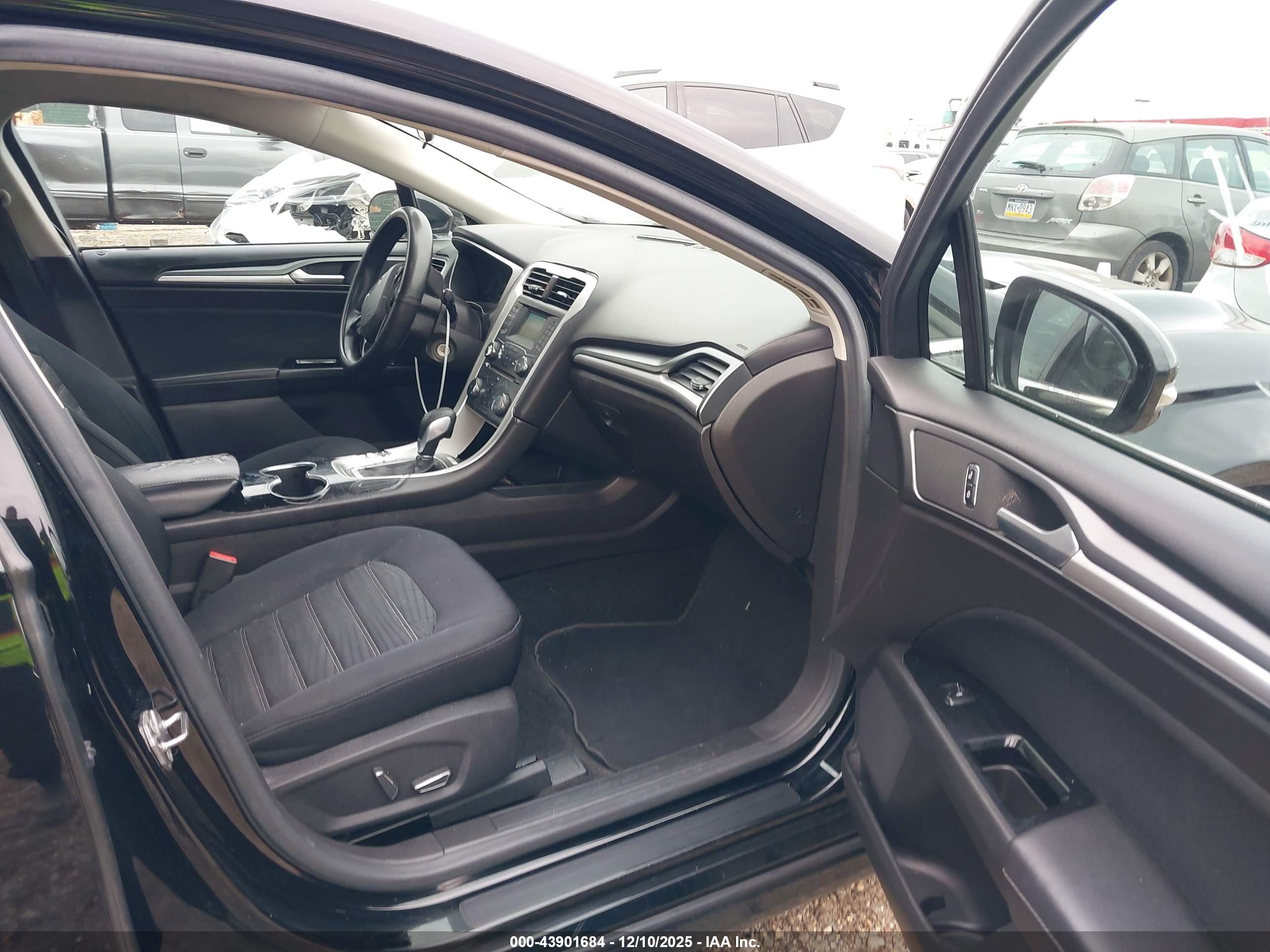 FORD FUSION image 5