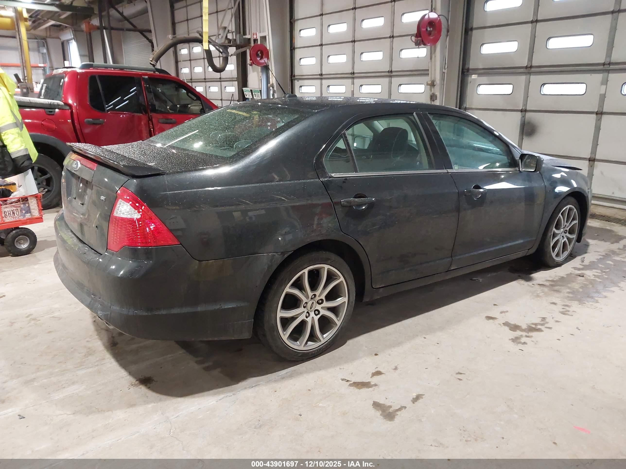 FORD FUSION image 4