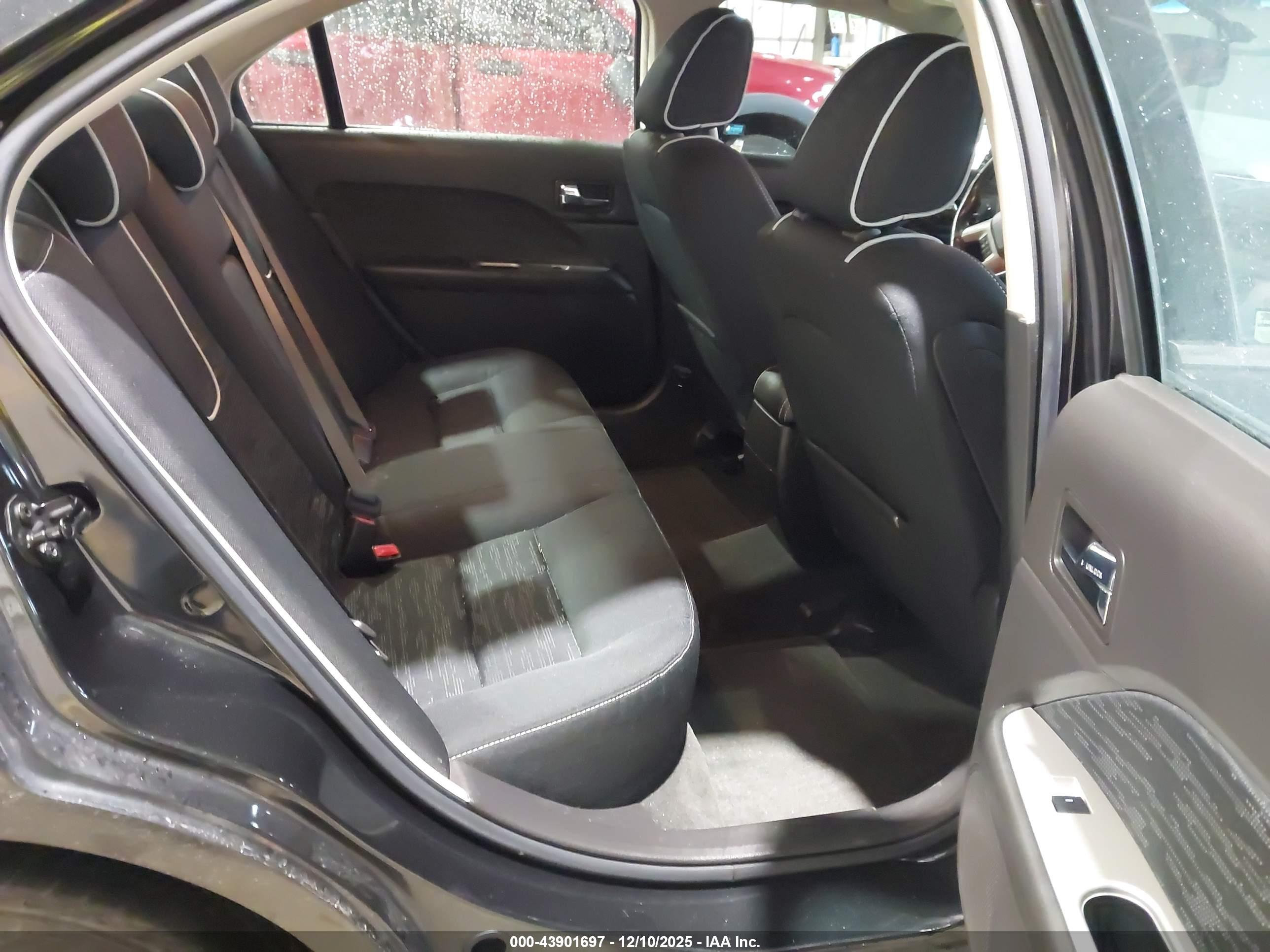FORD FUSION image 8