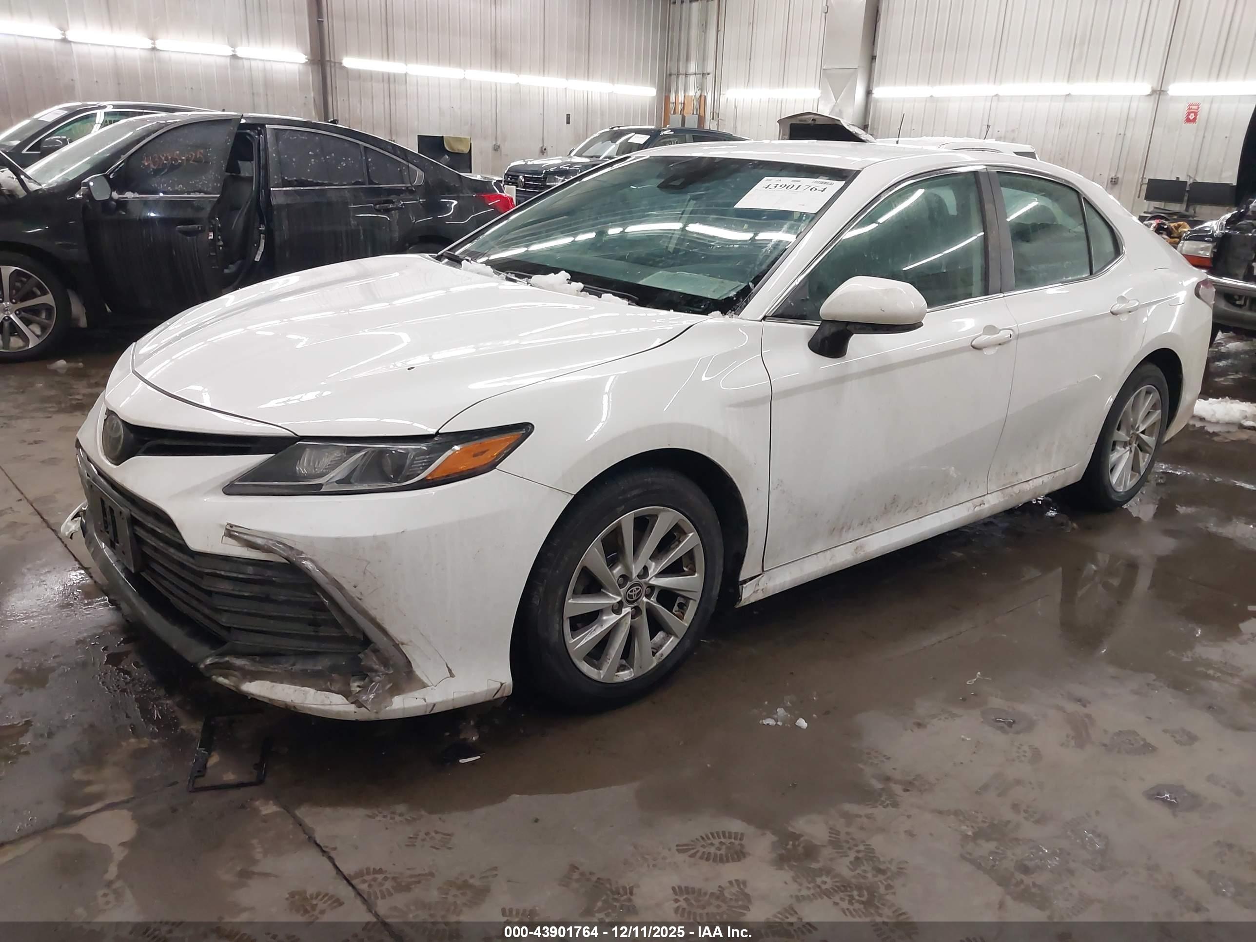 TOYOTA CAMRY image 2
