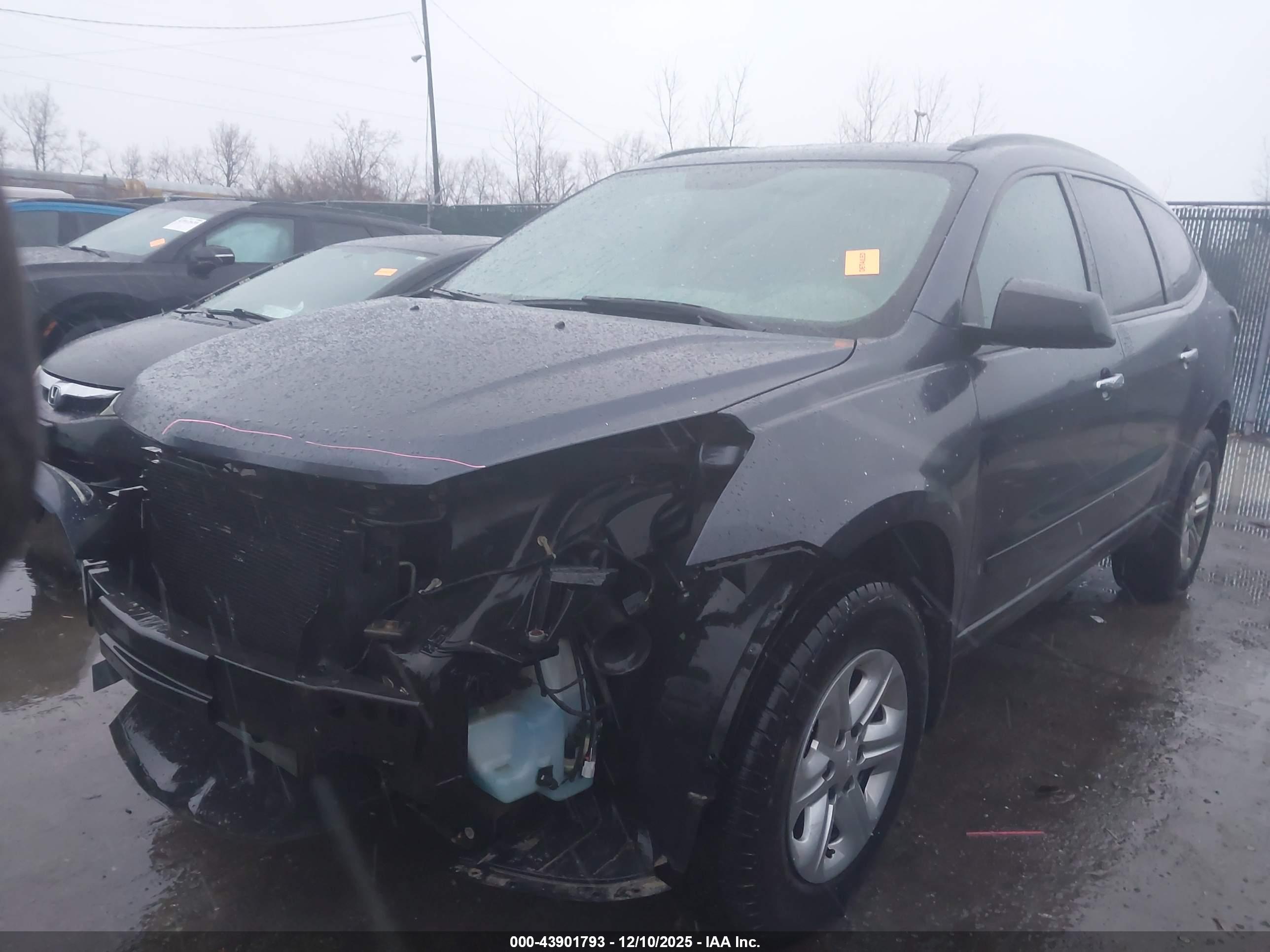 CHEVROLET TRAVERSE image 2