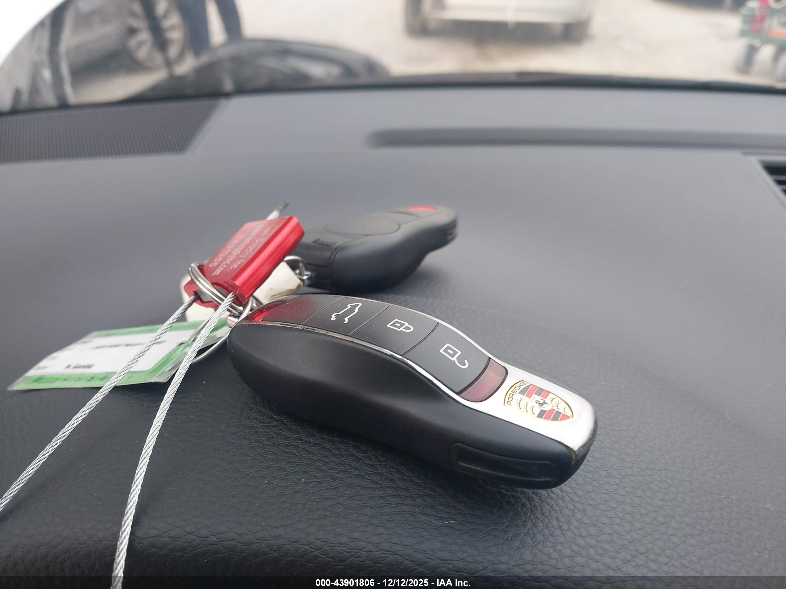 PORSCHE MACAN image 11