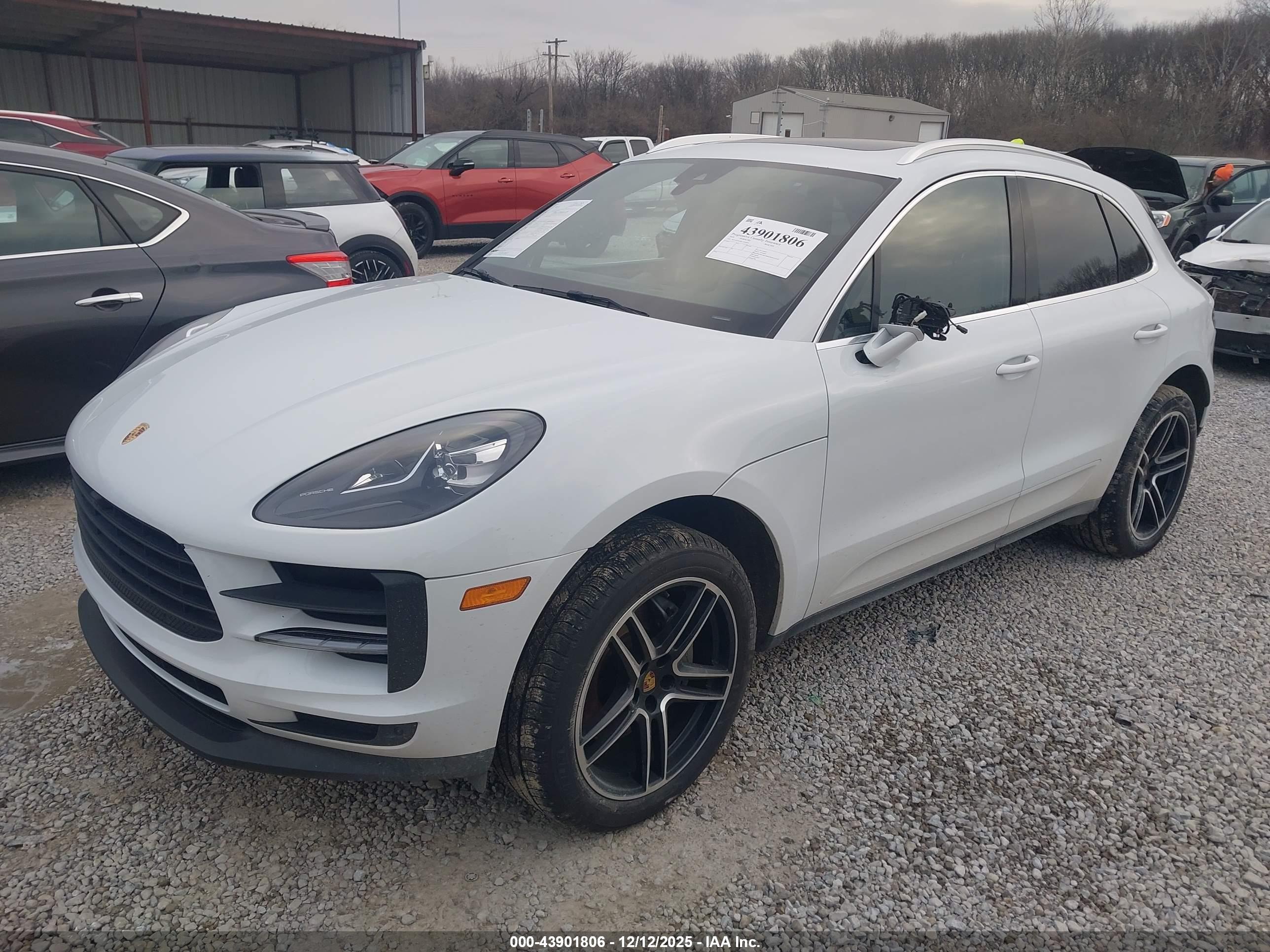 PORSCHE MACAN image 2