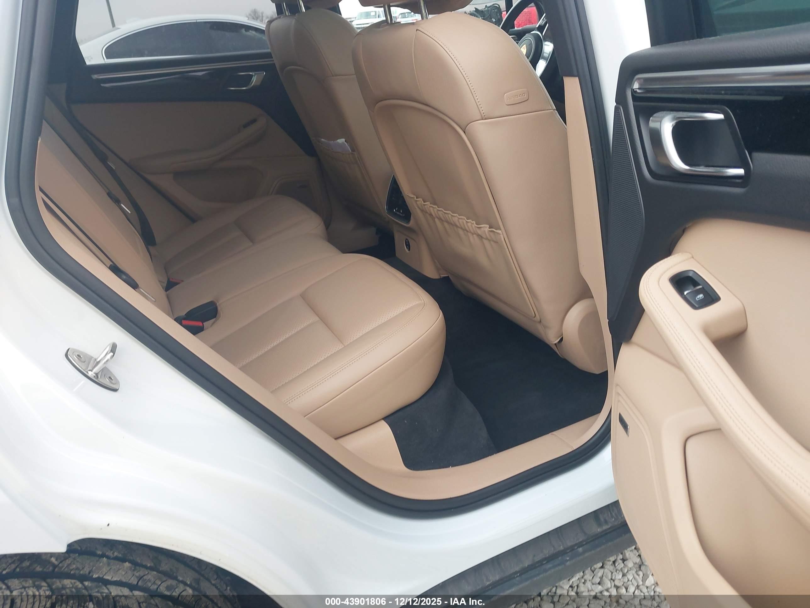 PORSCHE MACAN image 8
