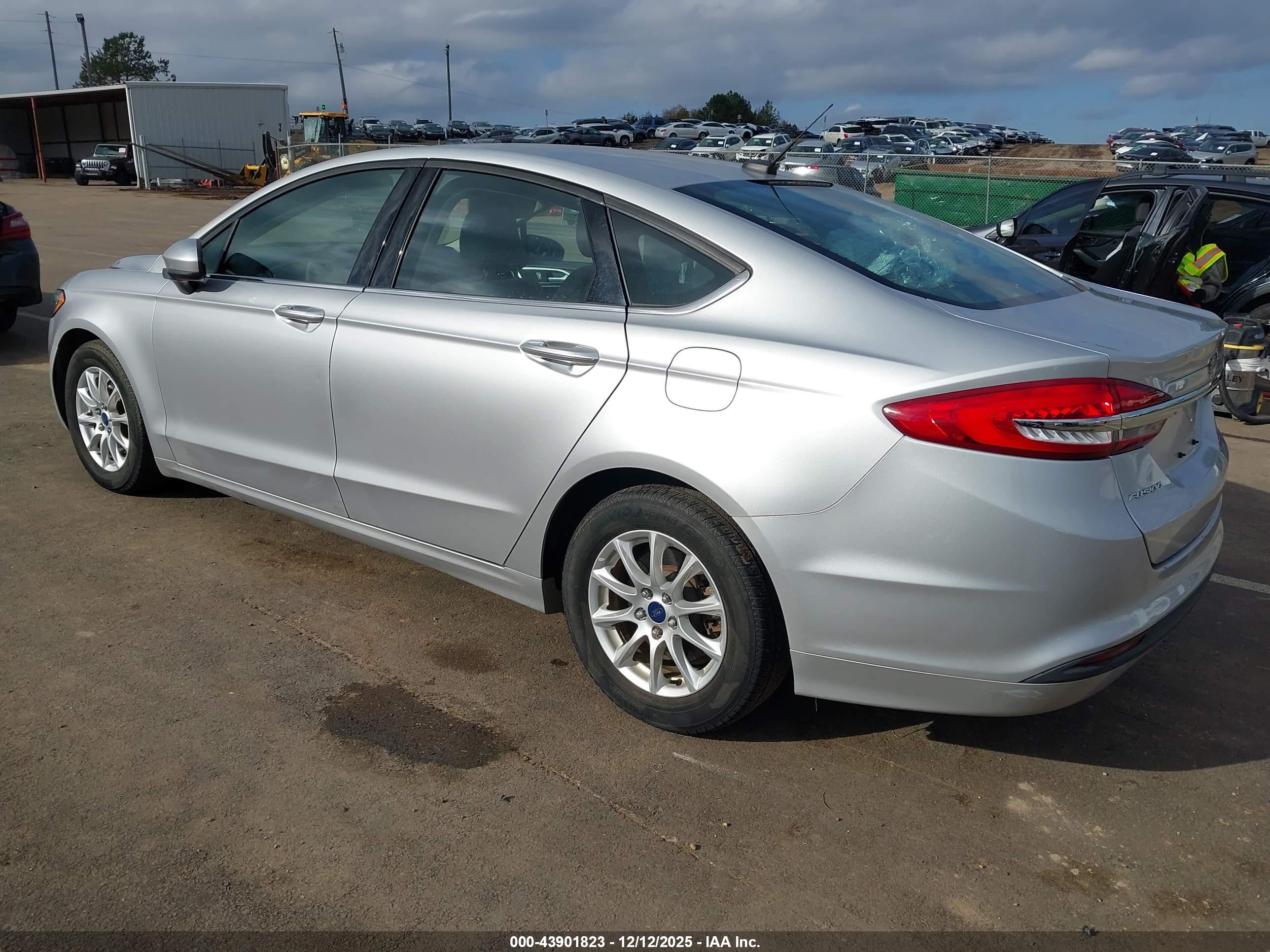 FORD FUSION image 3