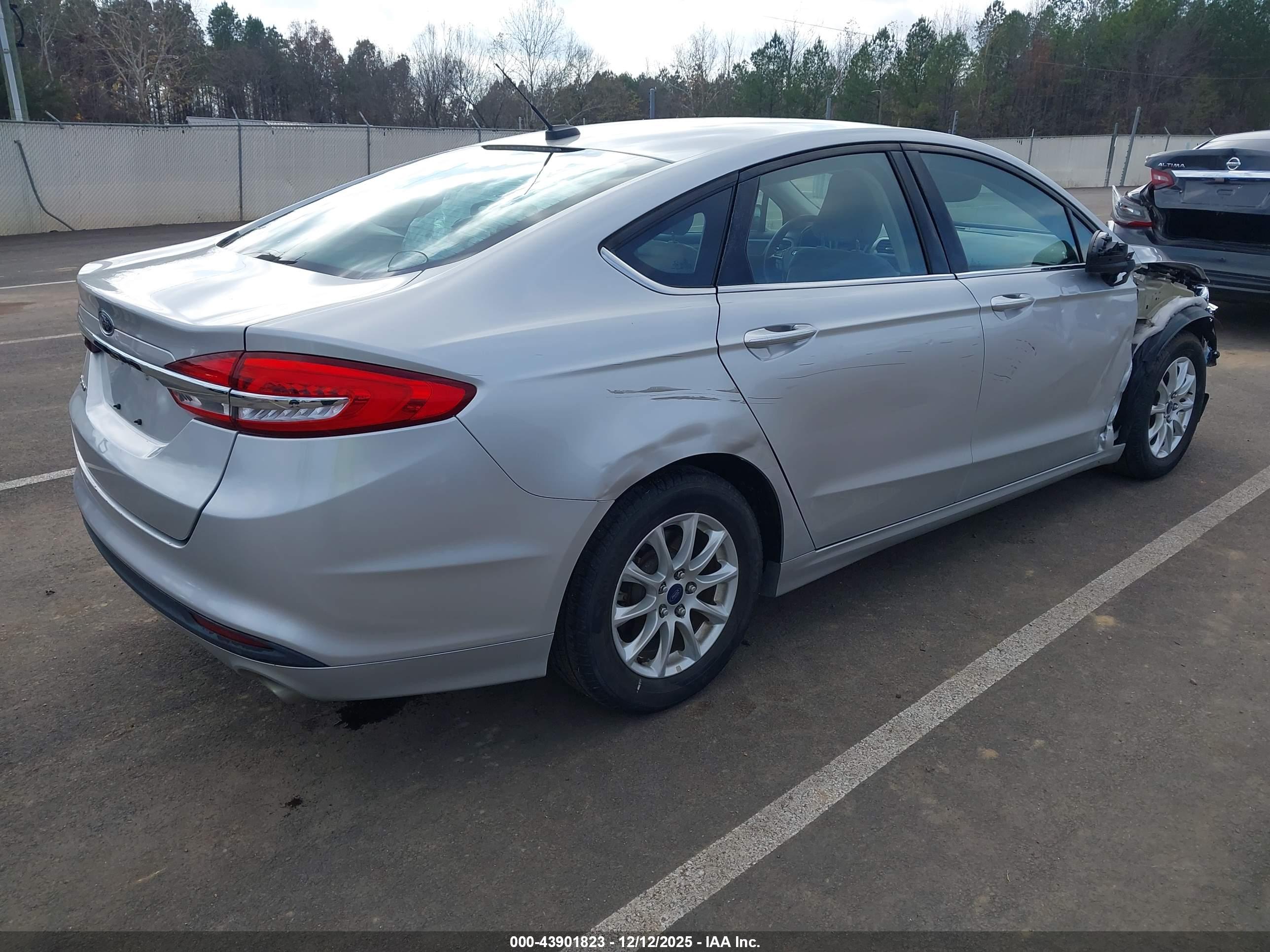 FORD FUSION image 4