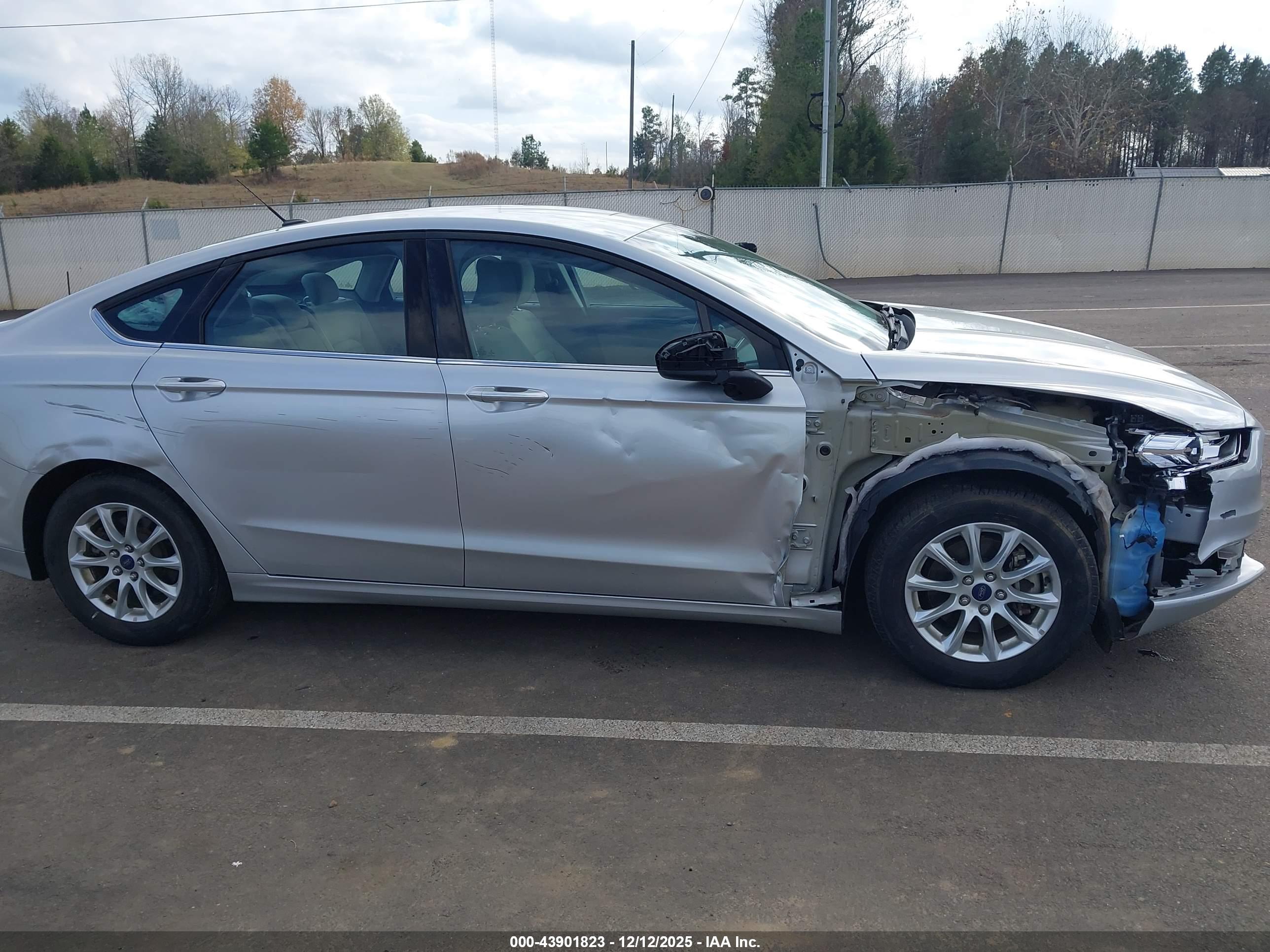 FORD FUSION image 6