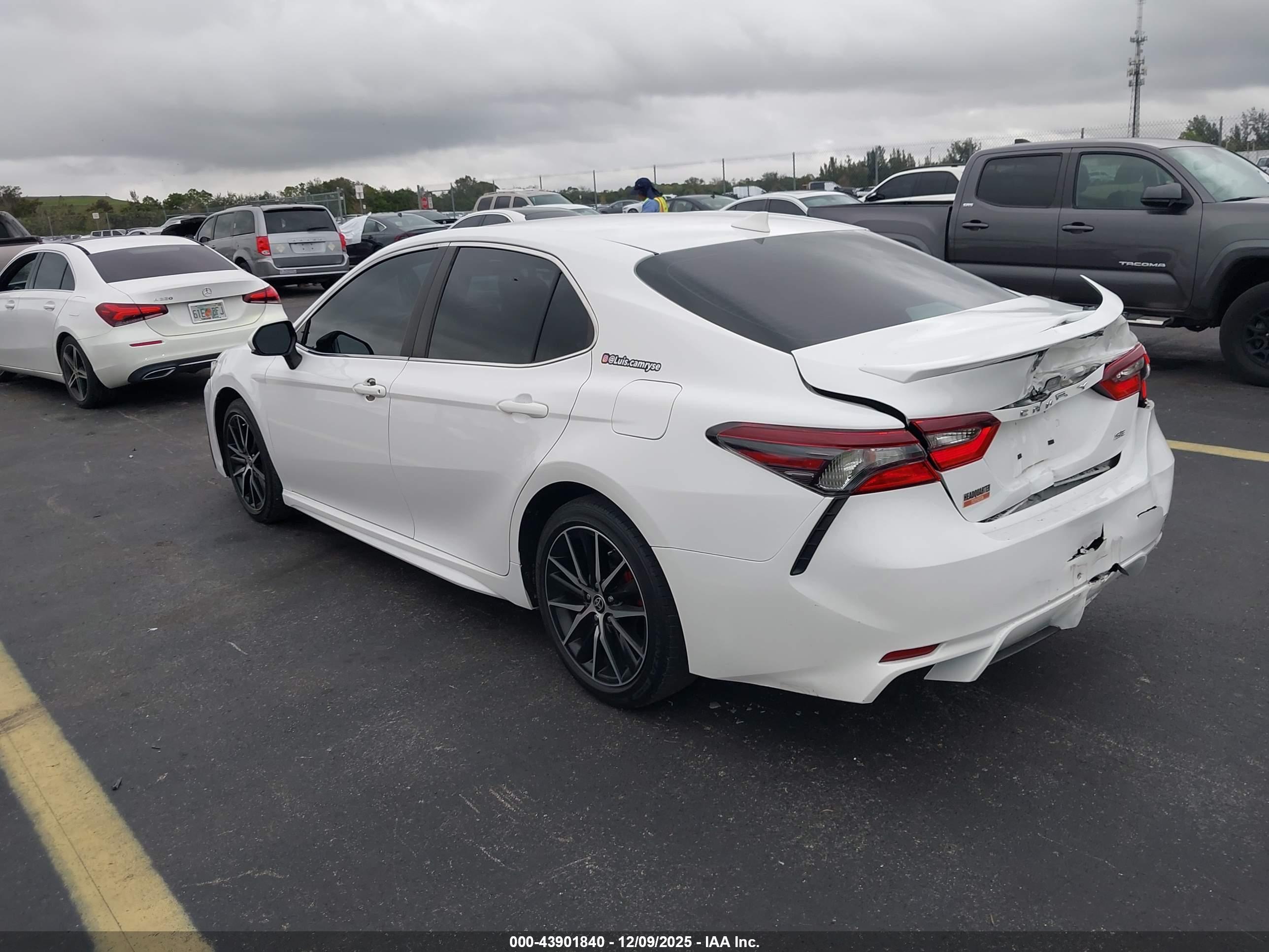 TOYOTA CAMRY image 3