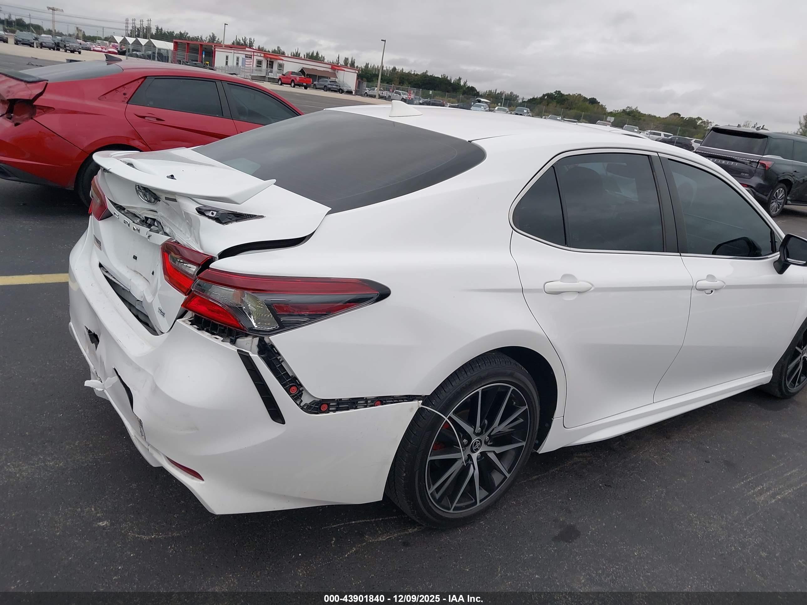TOYOTA CAMRY image 6
