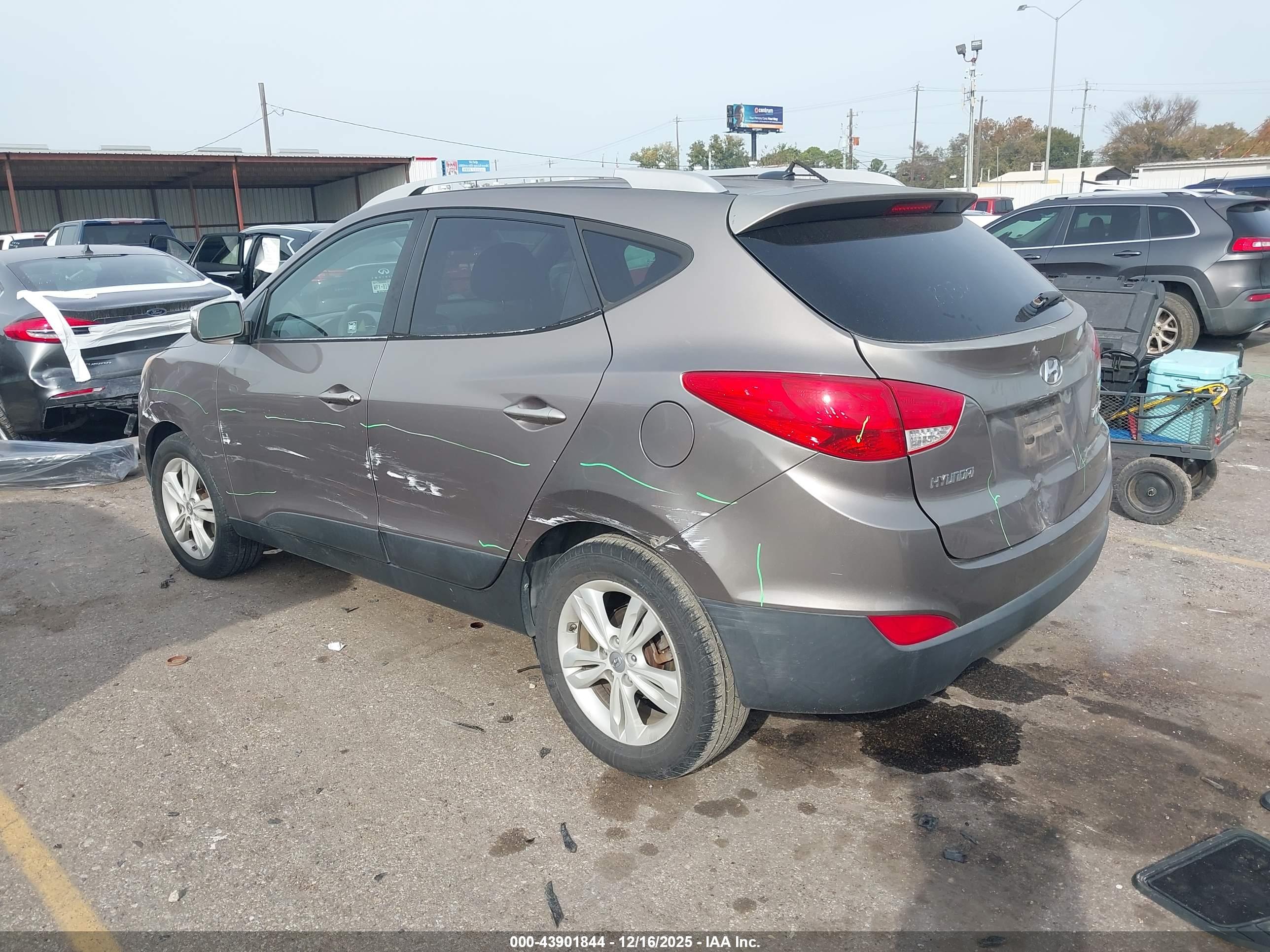 HYUNDAI TUCSON image 3