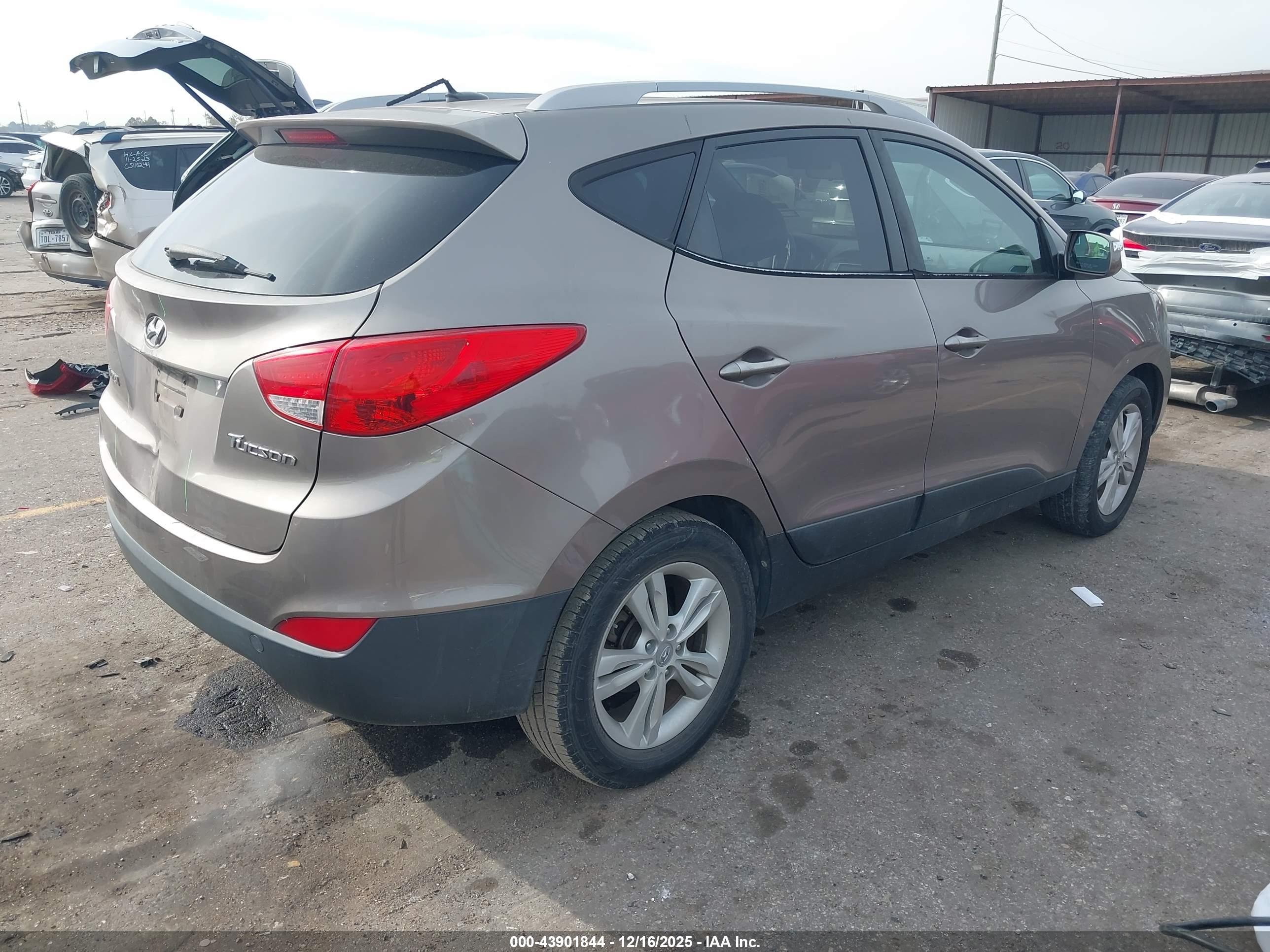 HYUNDAI TUCSON image 4
