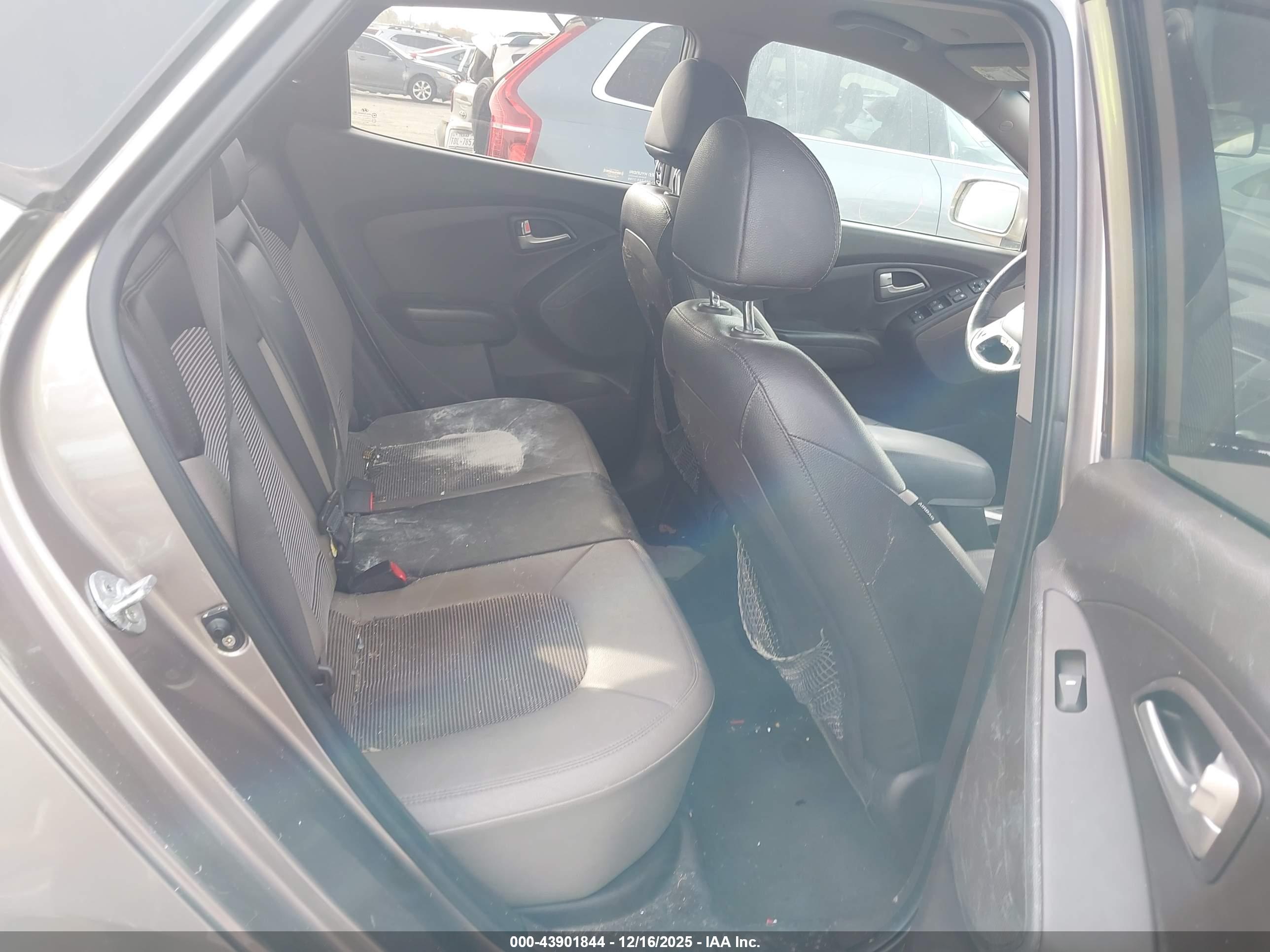 HYUNDAI TUCSON image 8