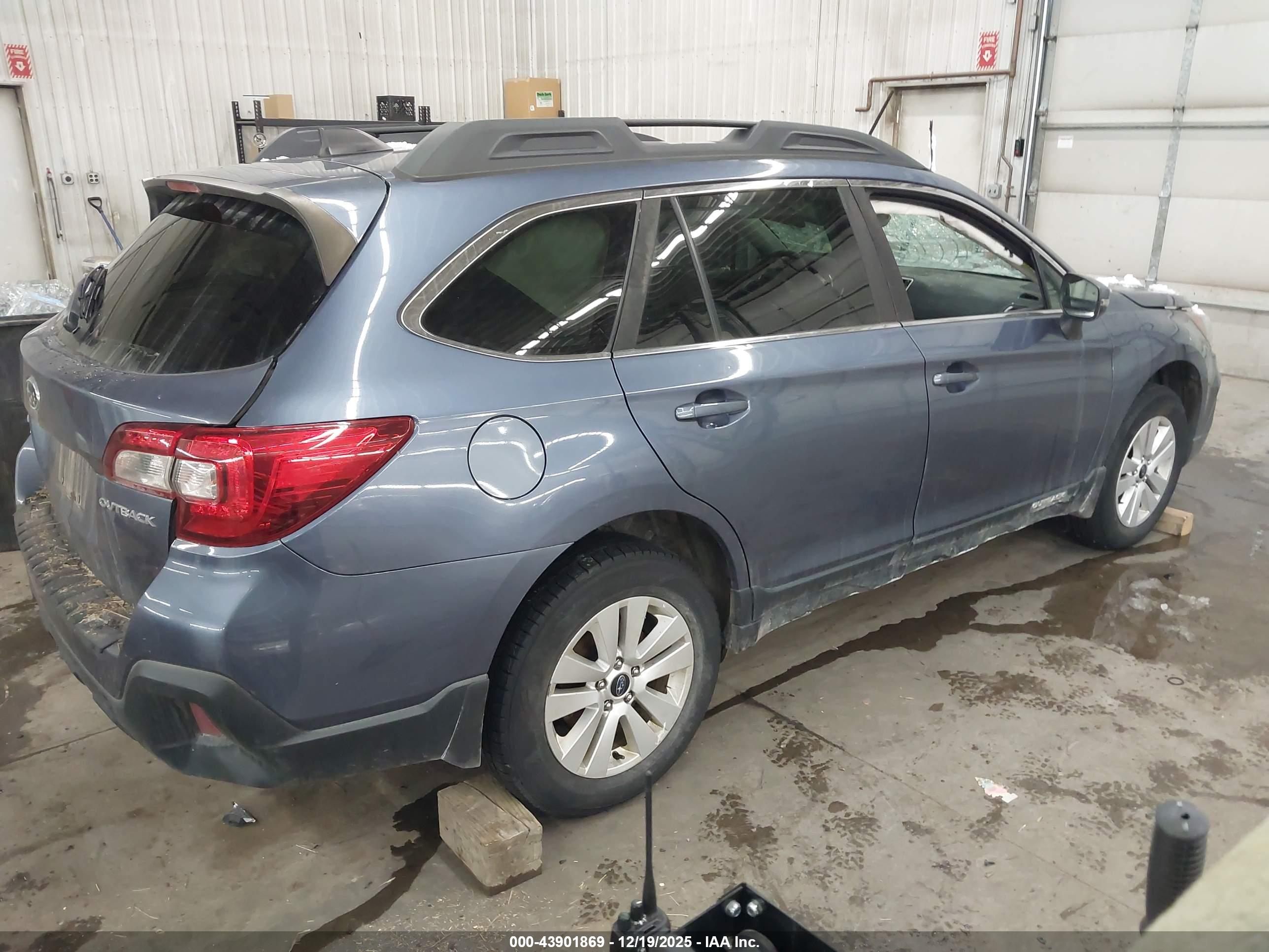 SUBARU OUTBACK image 4