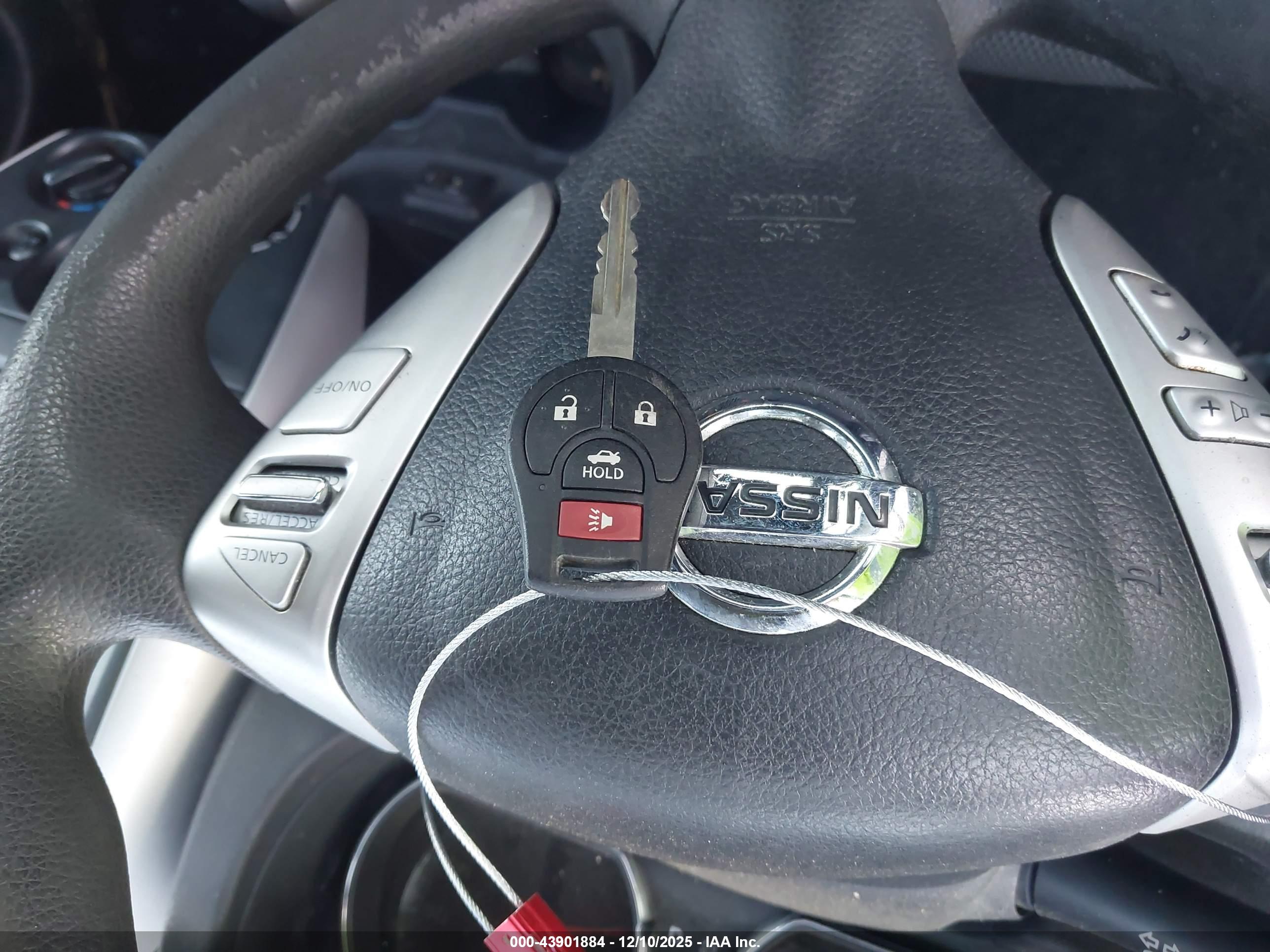 NISSAN VERSA image 11