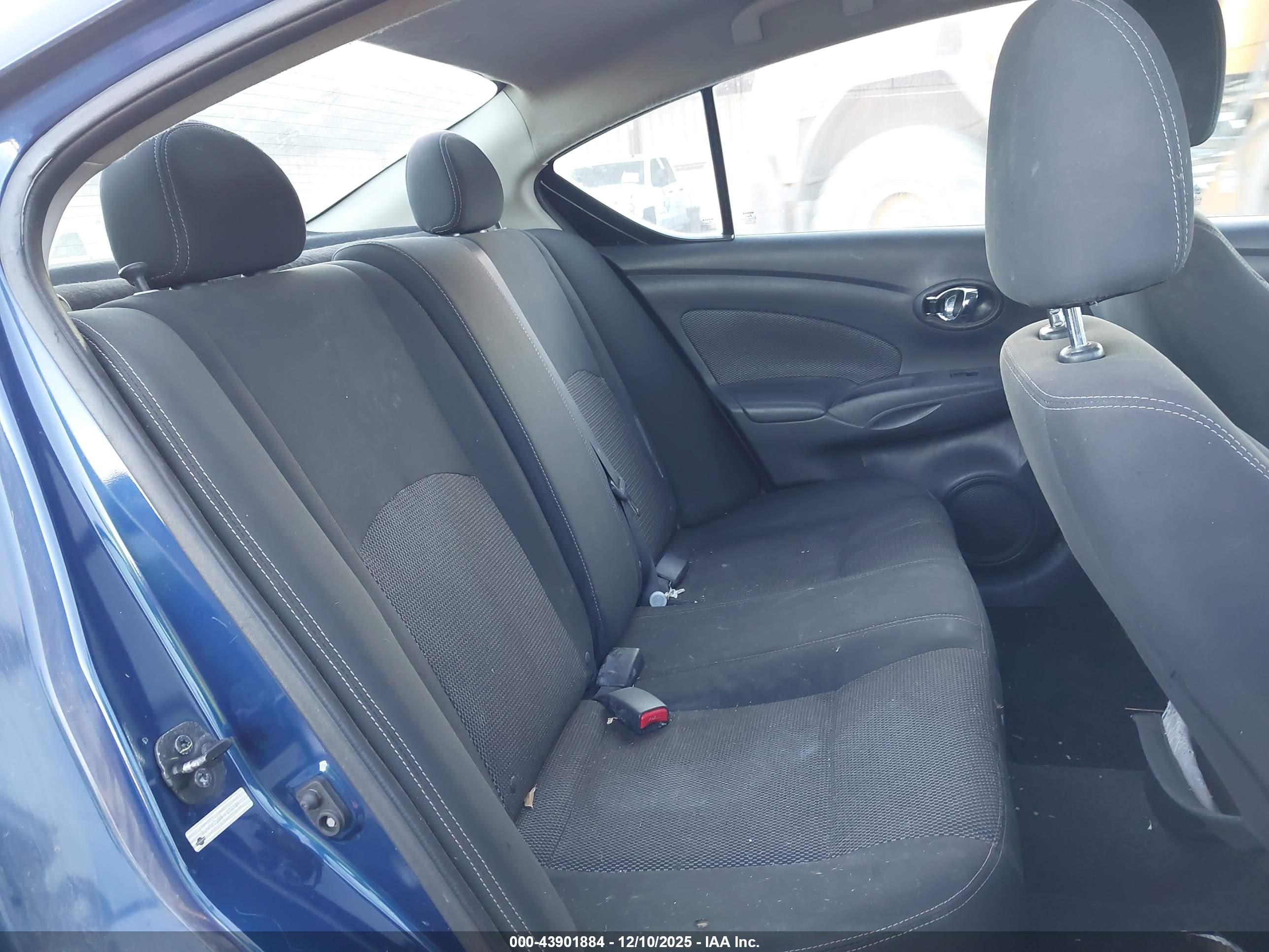 NISSAN VERSA image 8