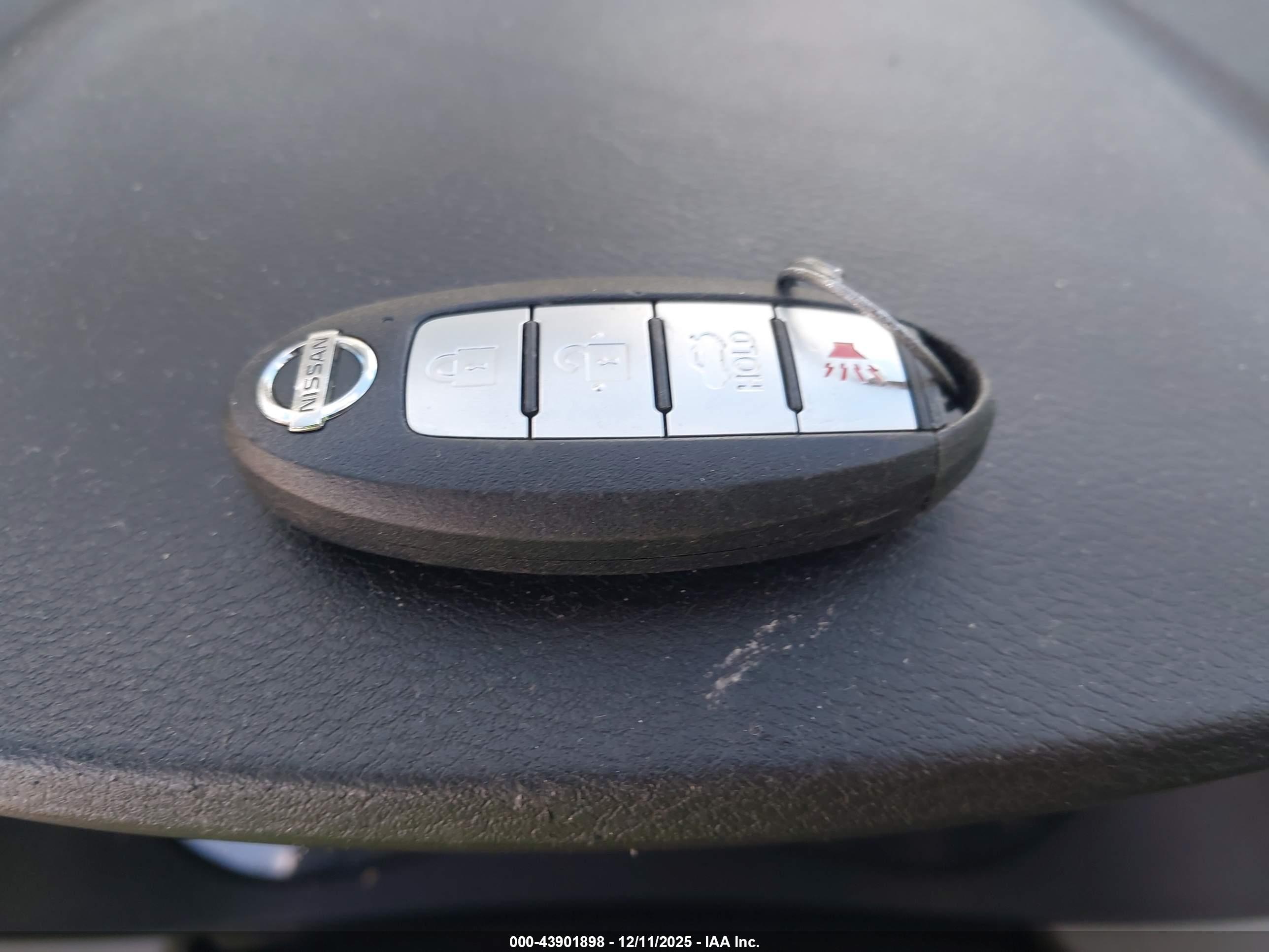 NISSAN VERSA image 11