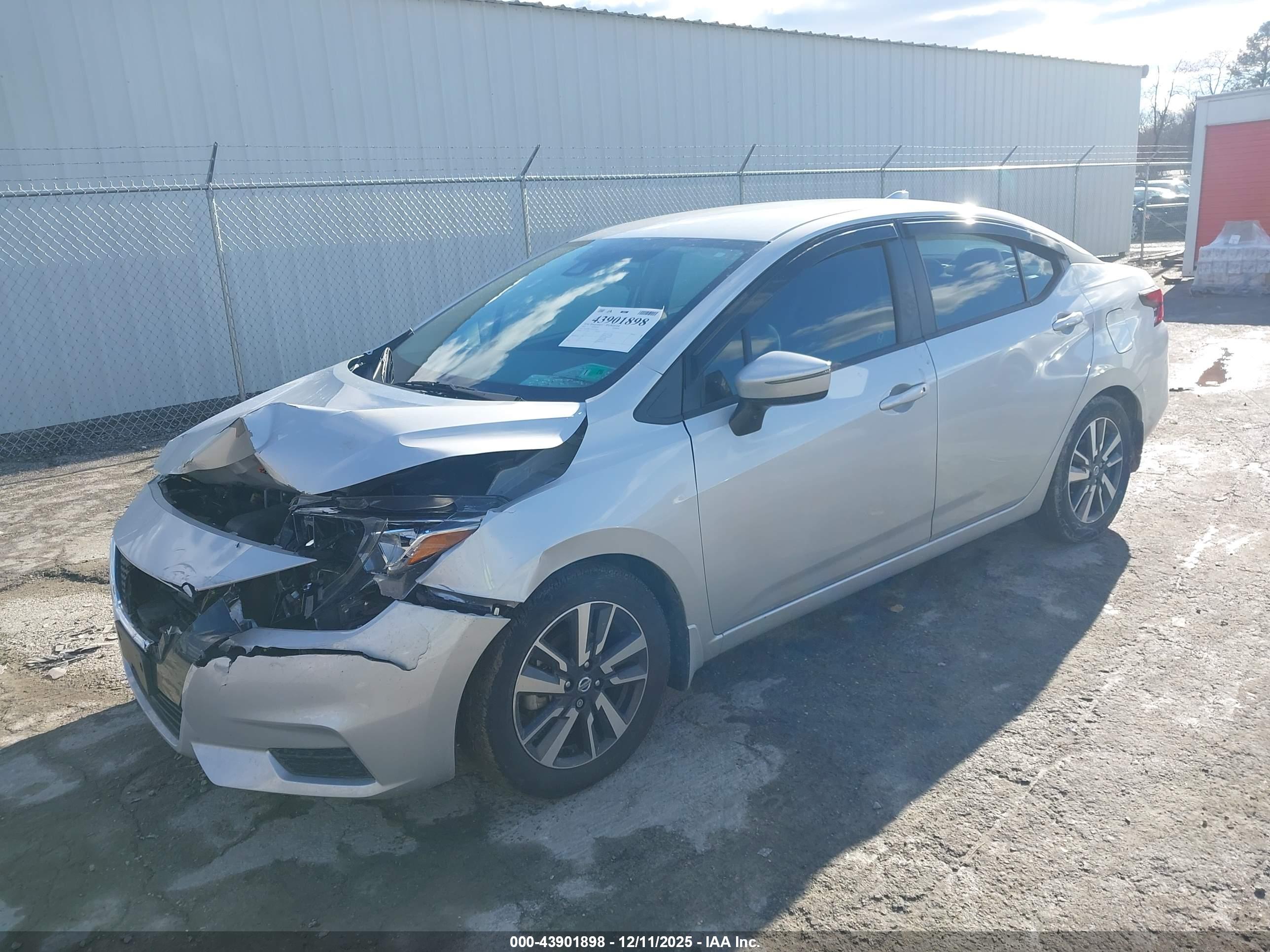 NISSAN VERSA image 2