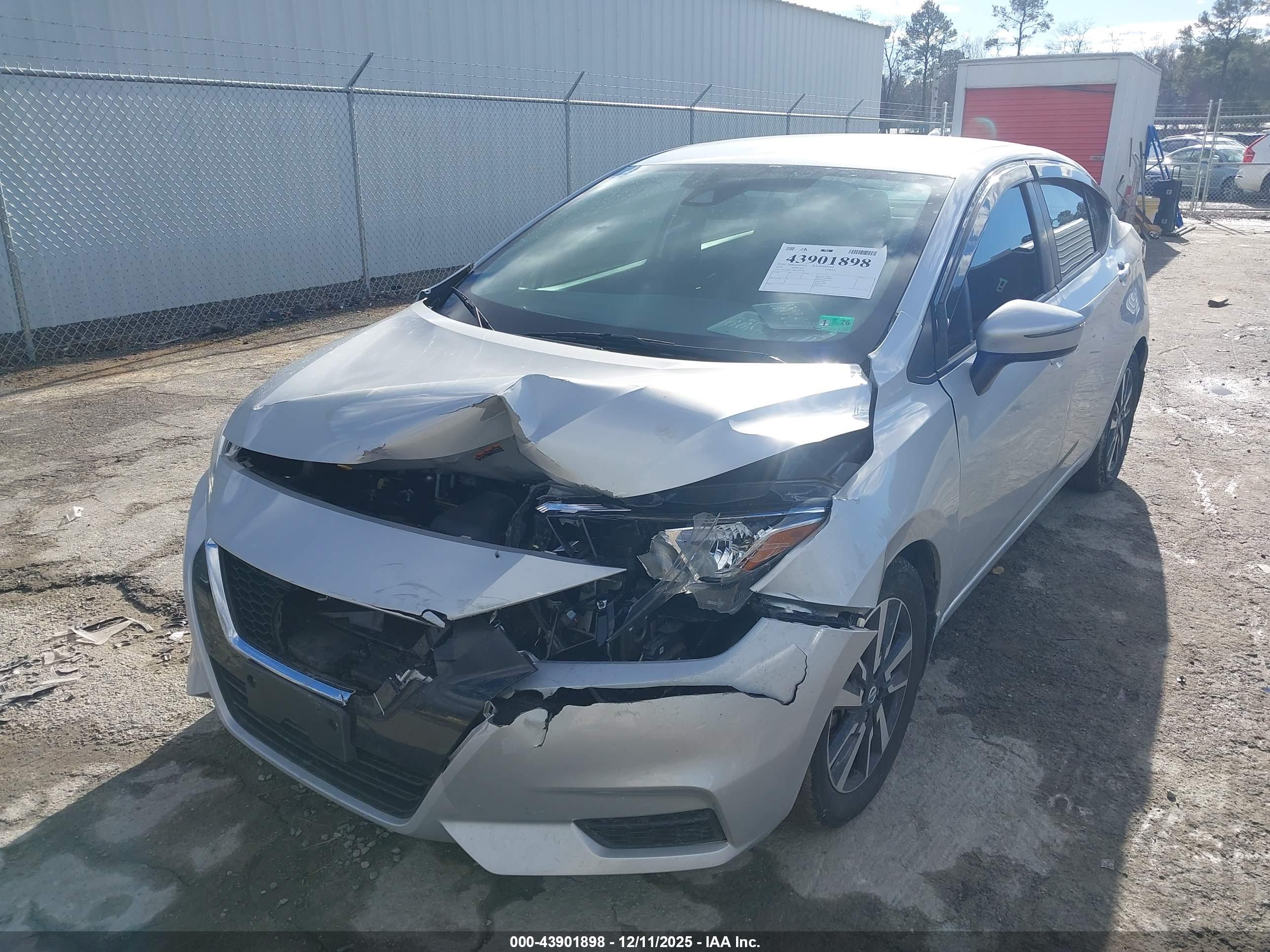 NISSAN VERSA image 6