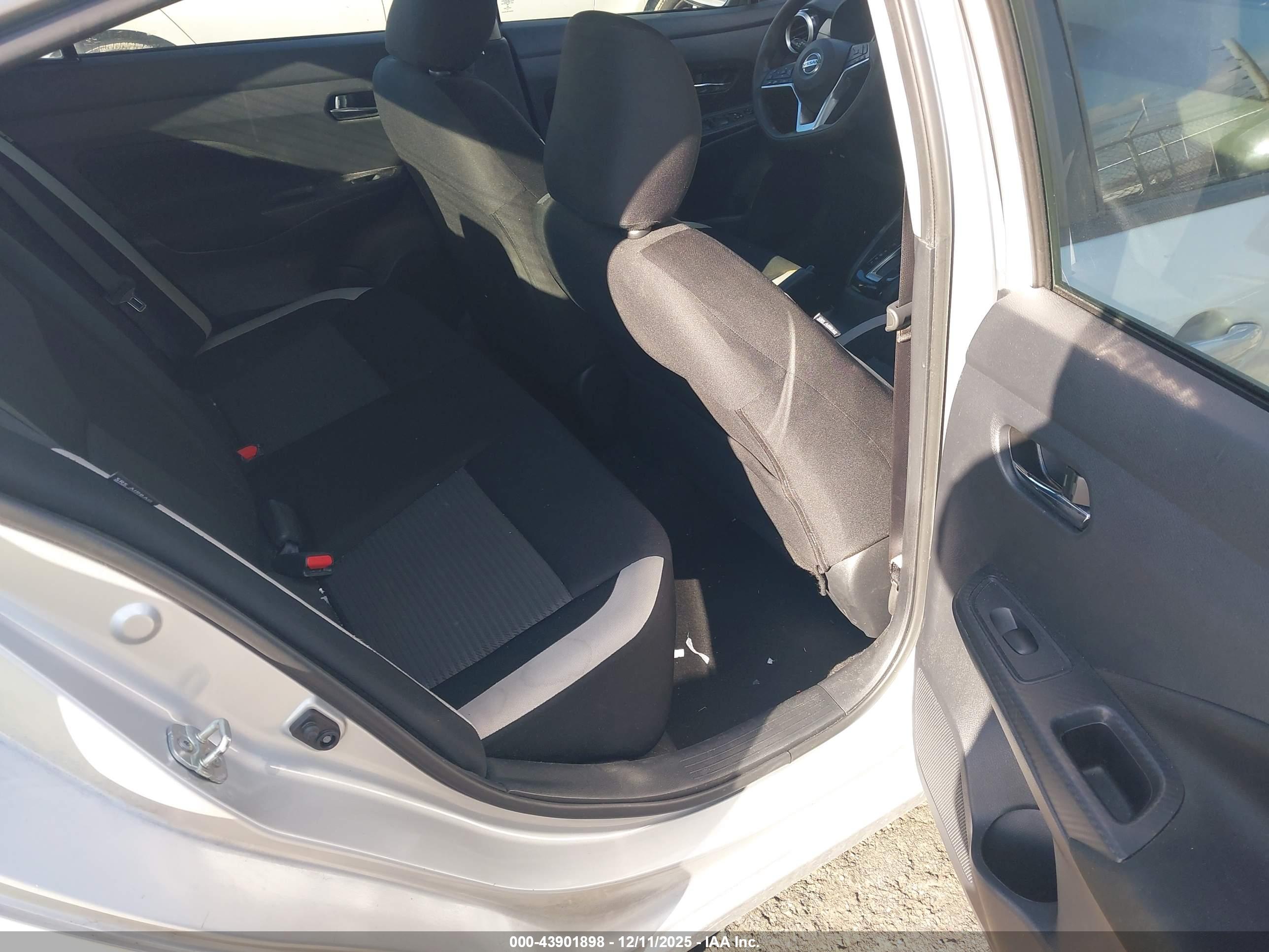 NISSAN VERSA image 8