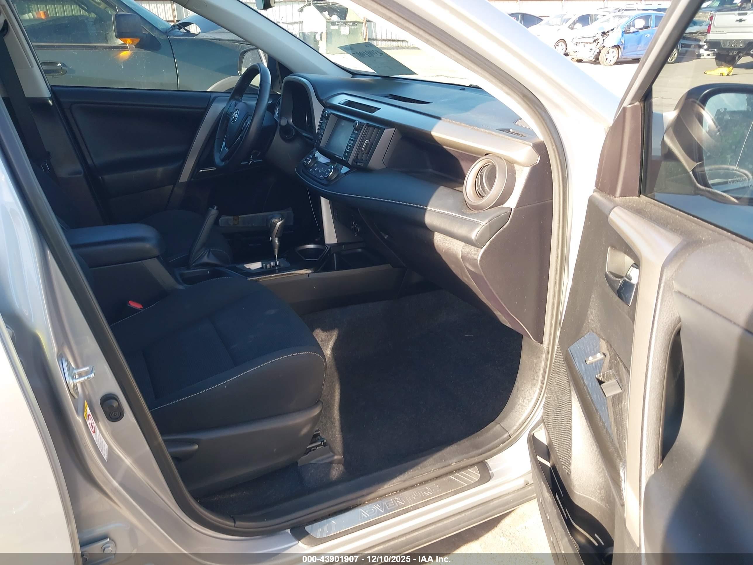 TOYOTA RAV4 image 5