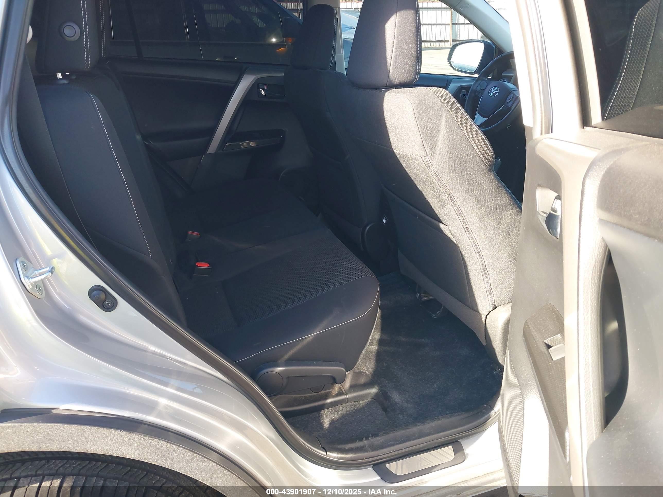 TOYOTA RAV4 image 8