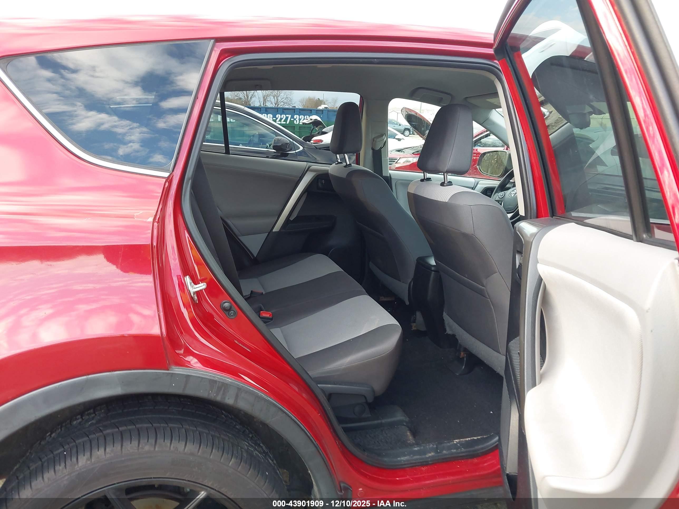 TOYOTA RAV4 image 8