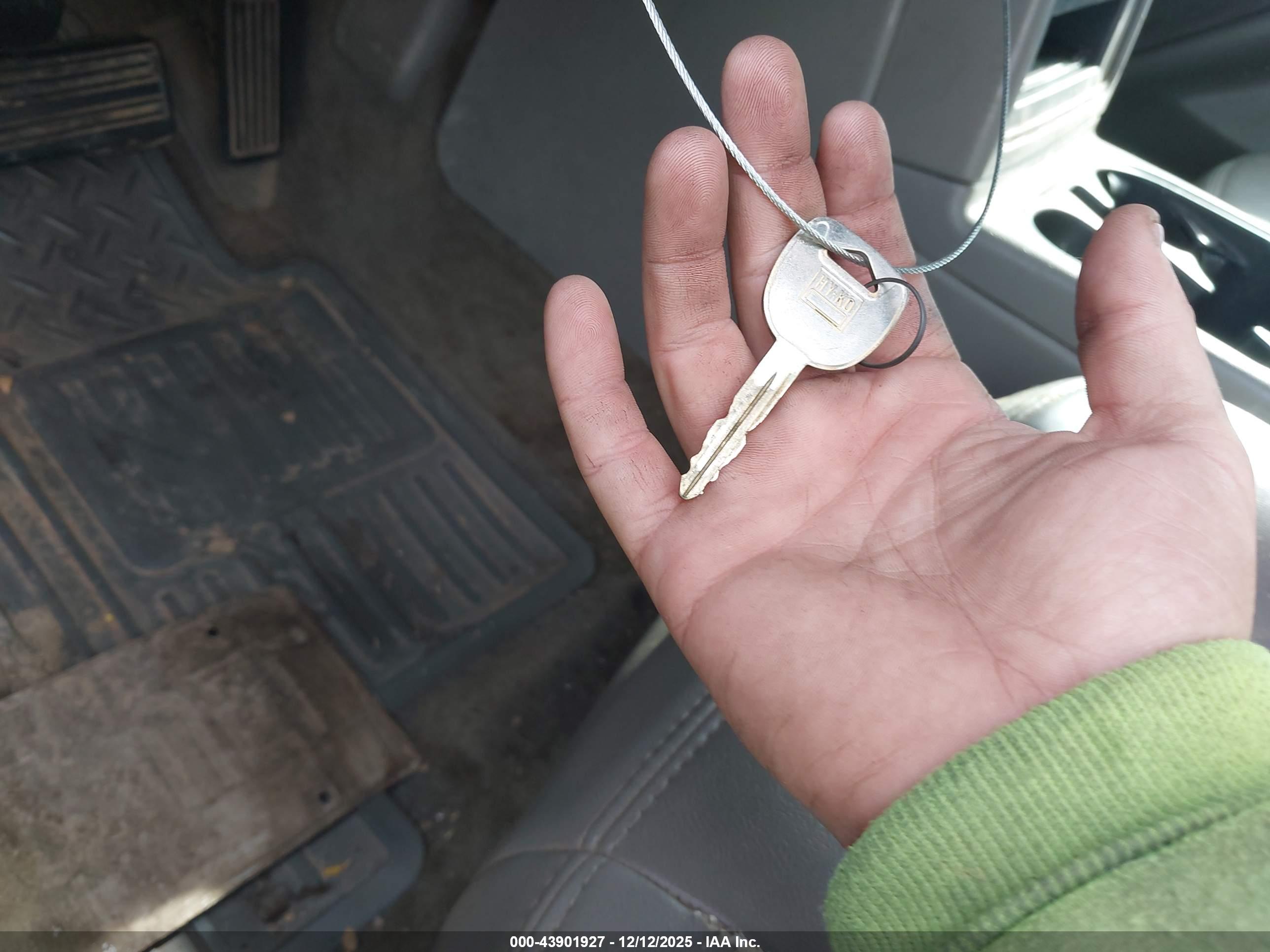 CHEVROLET SILVERADO image 11