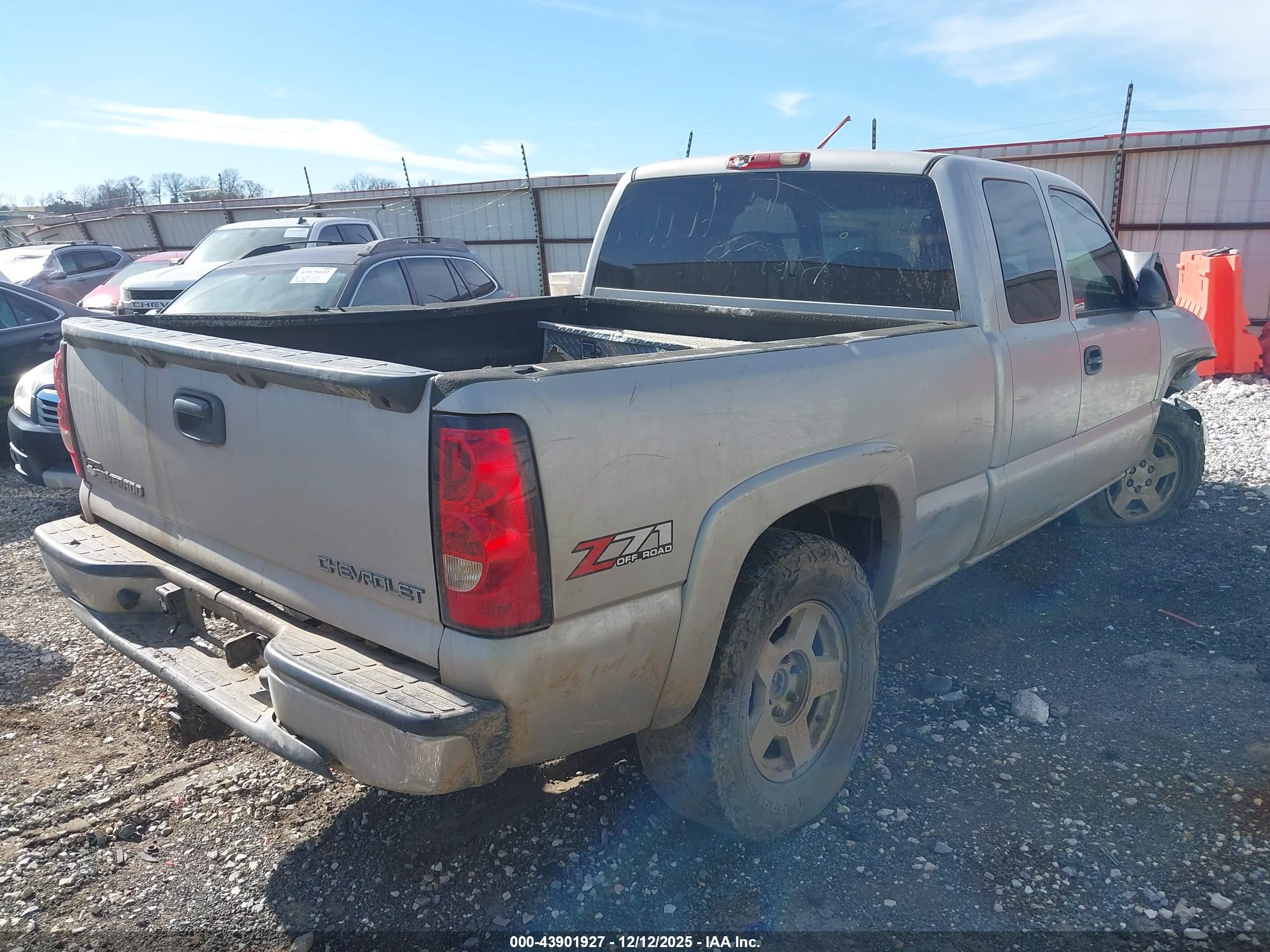CHEVROLET SILVERADO image 4