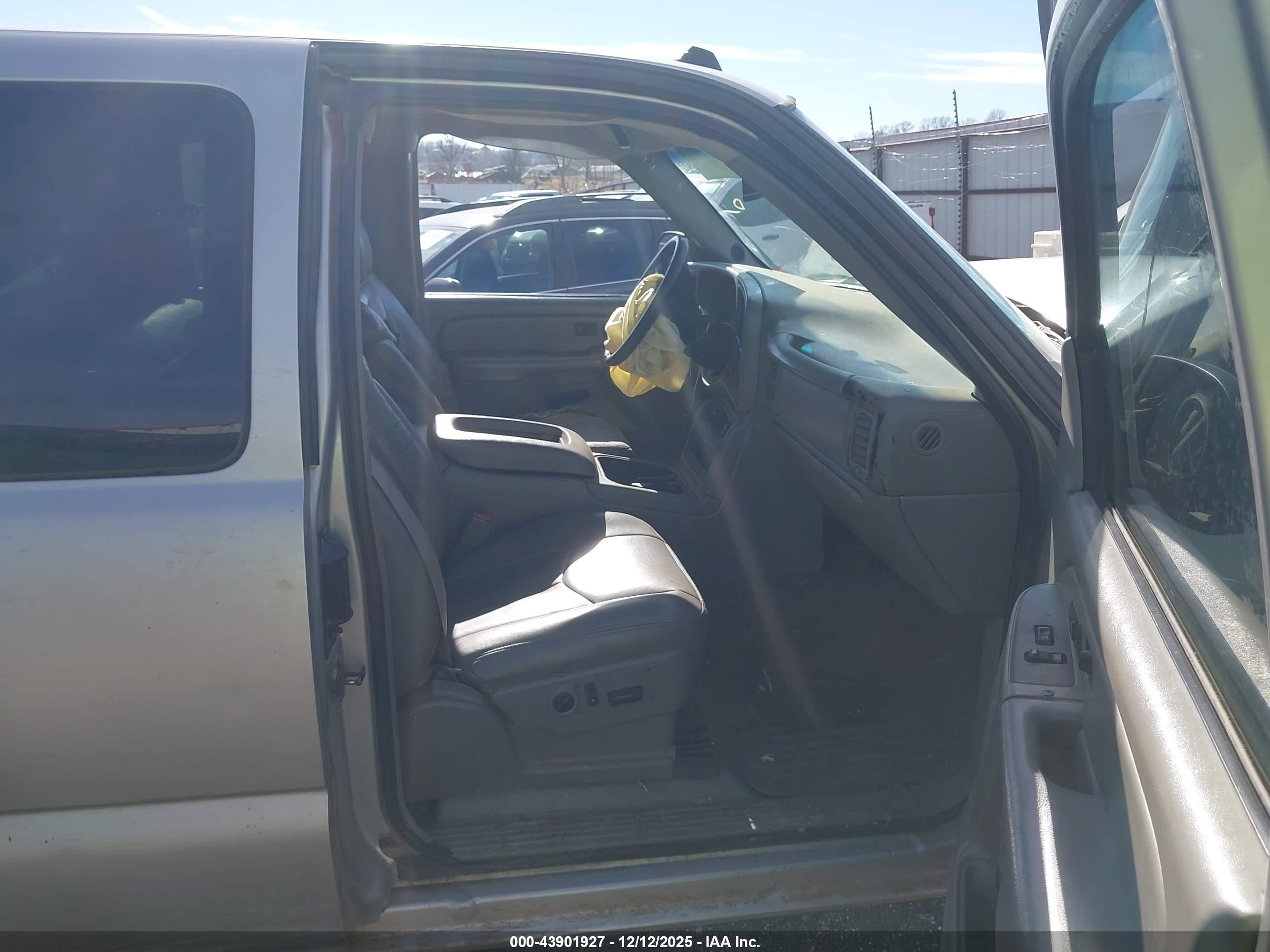 CHEVROLET SILVERADO image 5