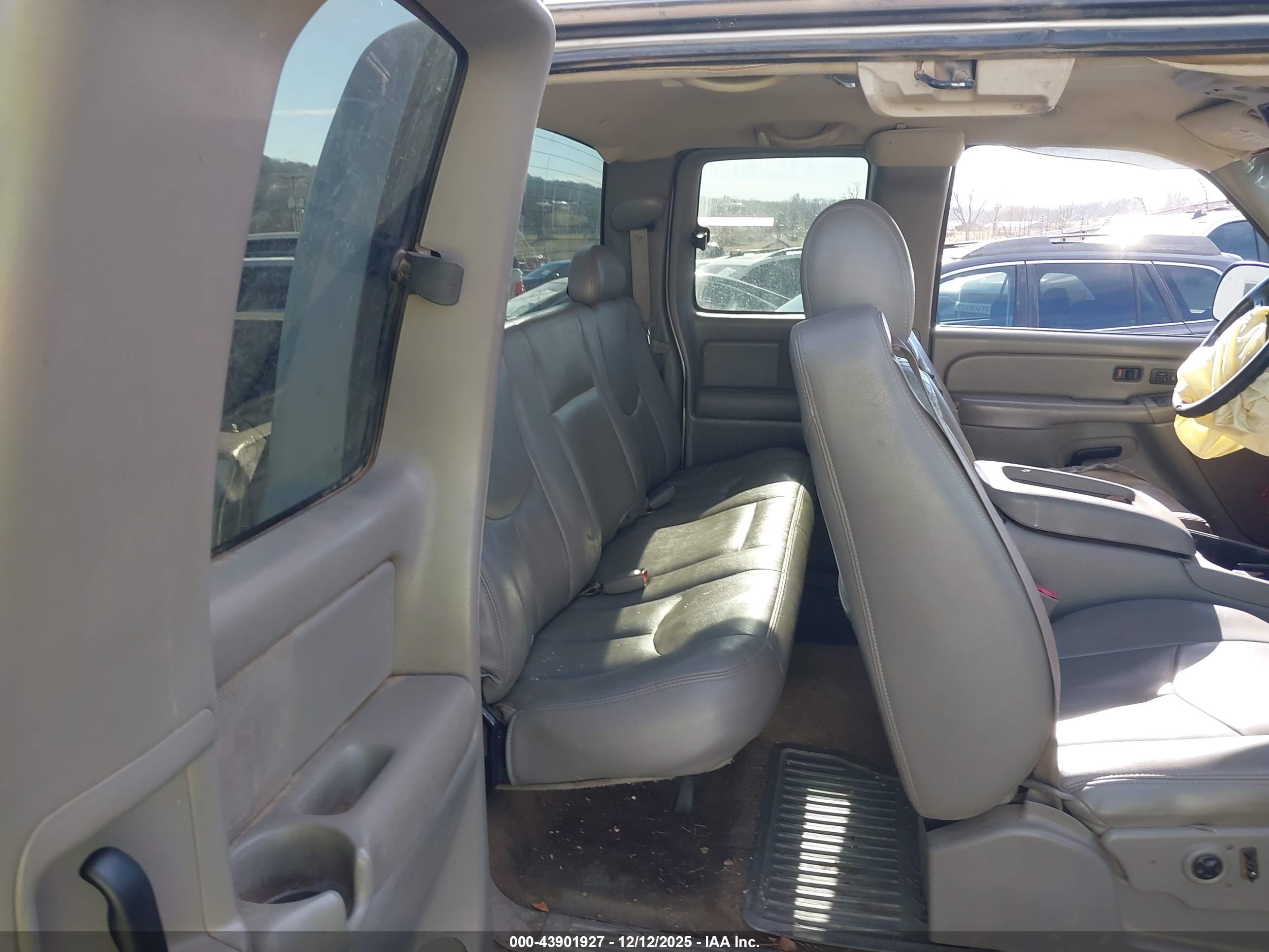 CHEVROLET SILVERADO image 8